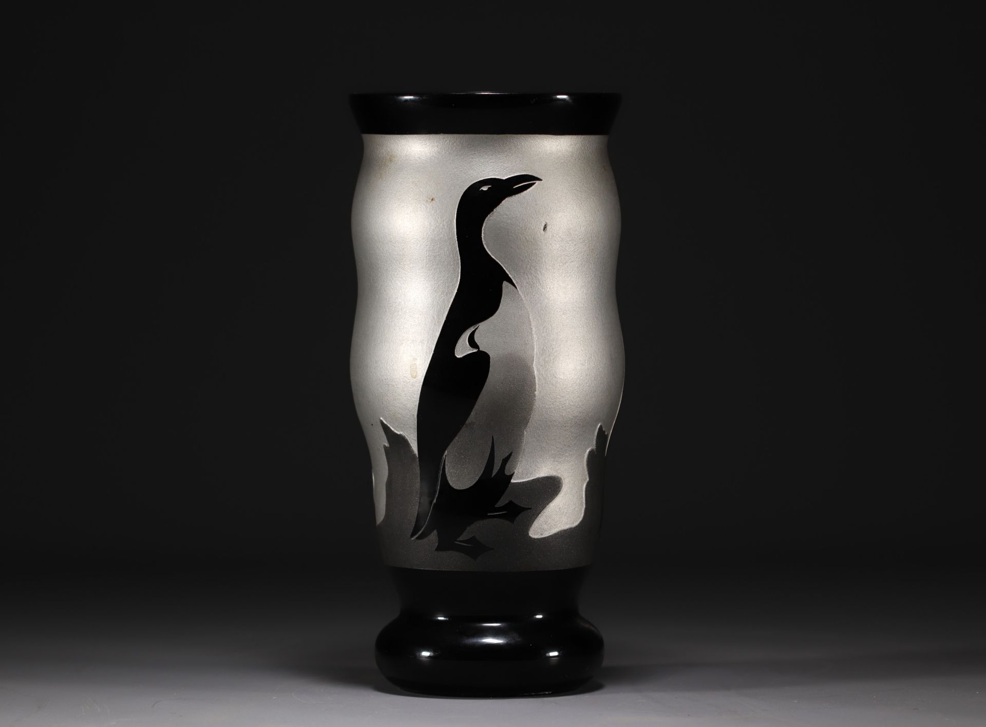 ArtVer - Glasfabriek in Boom, acid-etched vase decorated with penguins, Art Deco period. - Bild 2 aus 4