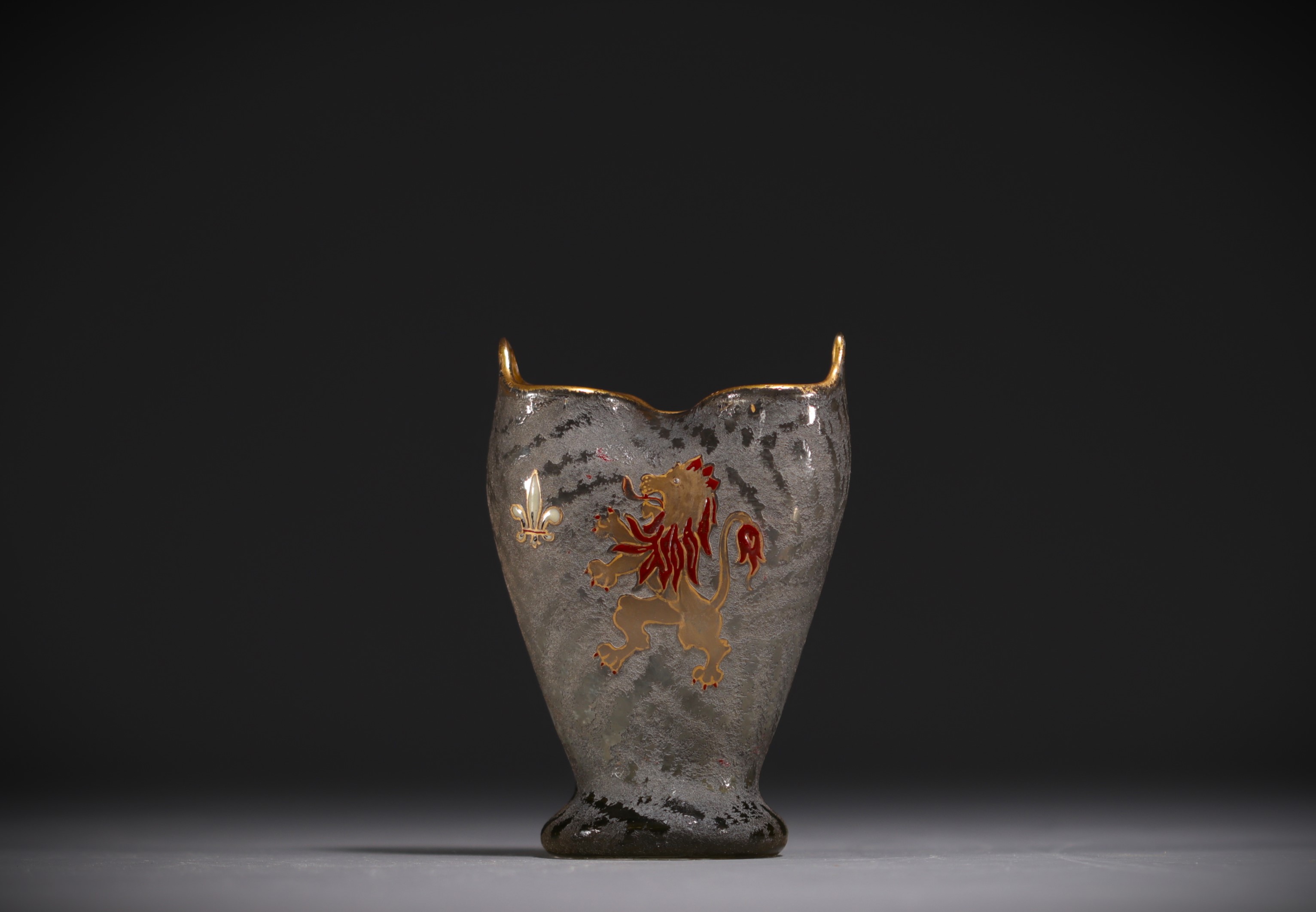 DAUM Nancy - Rare acid-etched and enamelled glass vase with lion and fleur-de-lys design, signed und