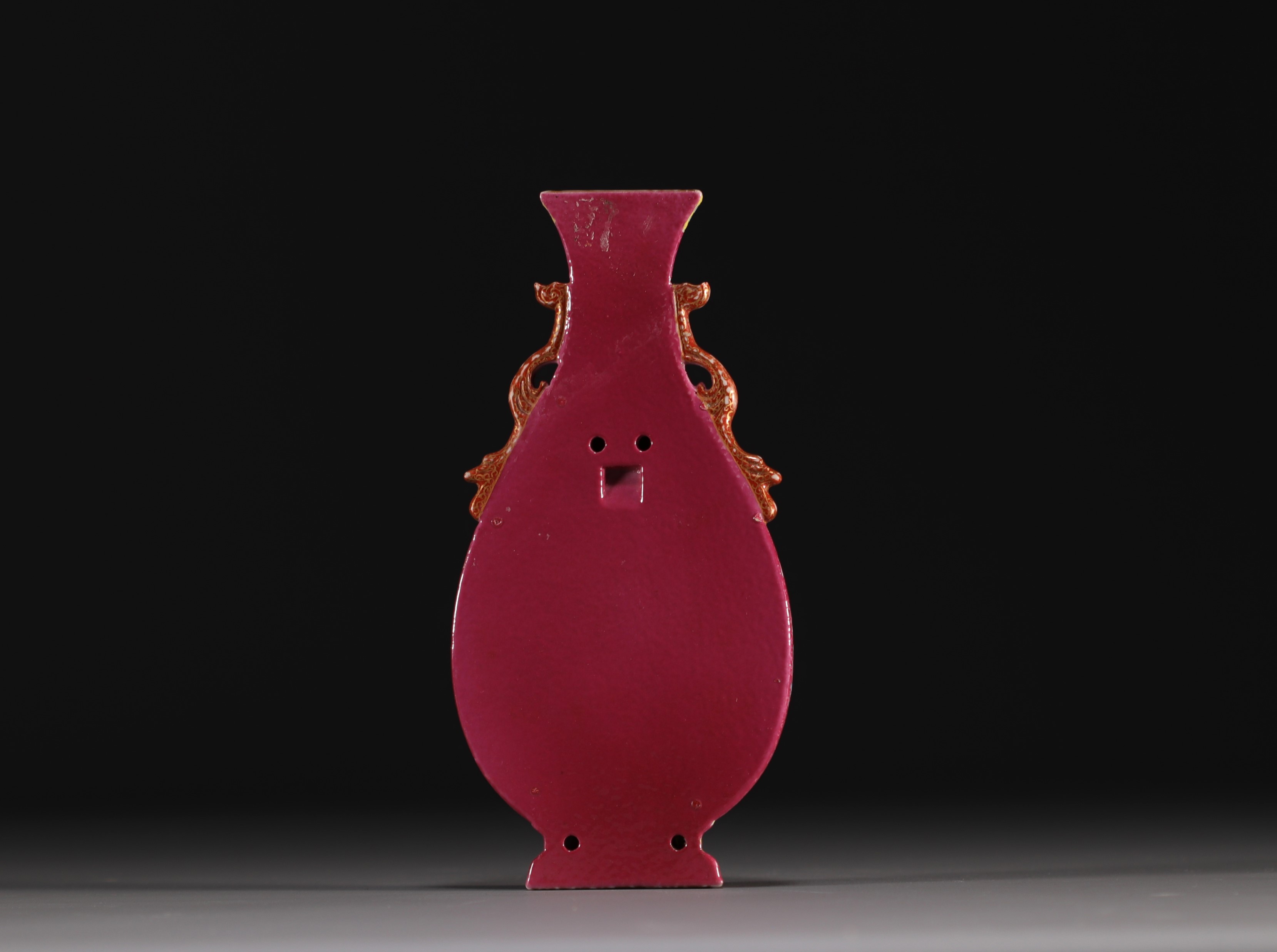 China - Famille rose porcelain wall vase on a ruby background, Qianlong mark. - Image 7 of 7