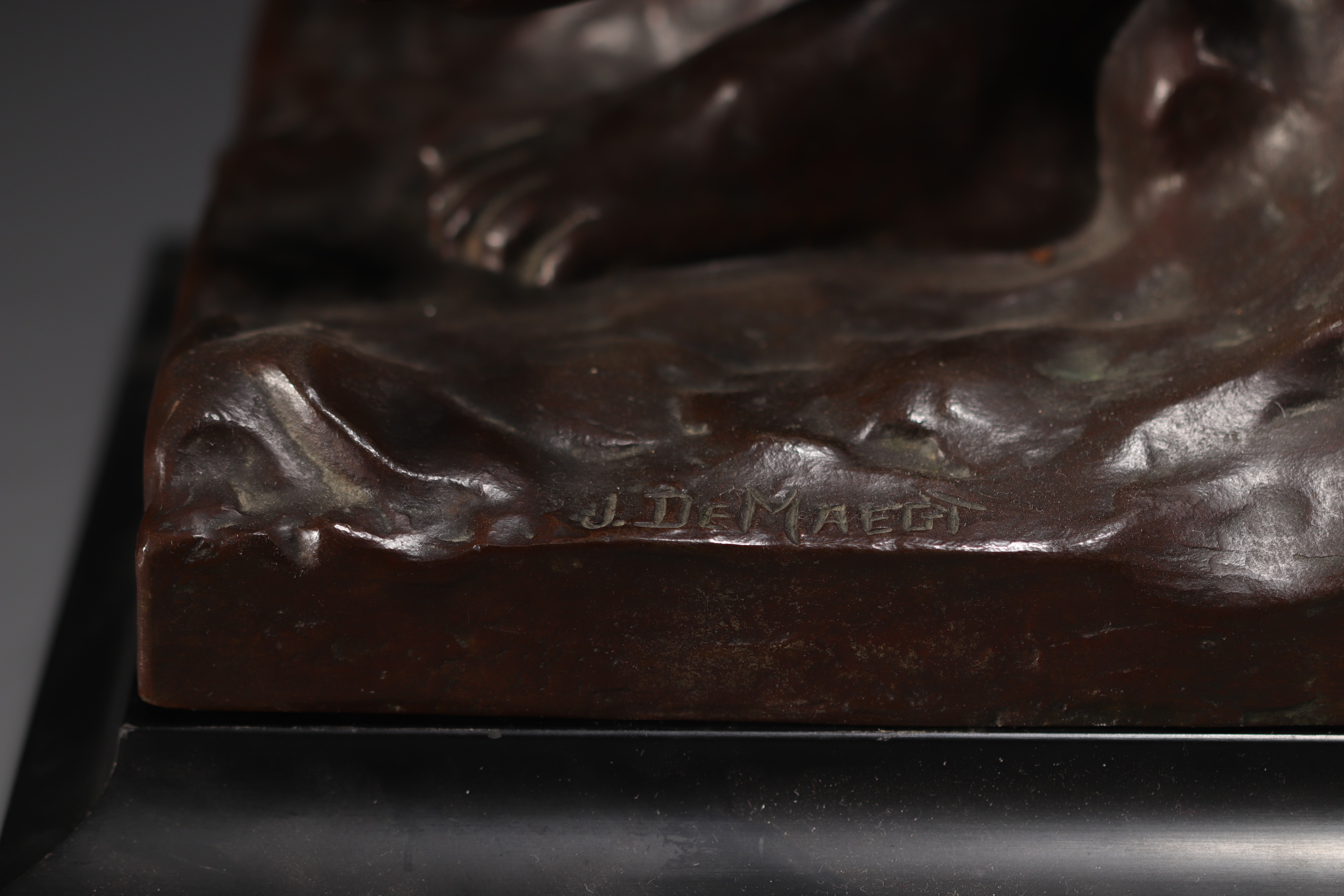 Johan DE MAEGT (1906-1987) "Reclining nude woman" Imposing sculpture in bronze with brown patina on  - Image 3 of 4