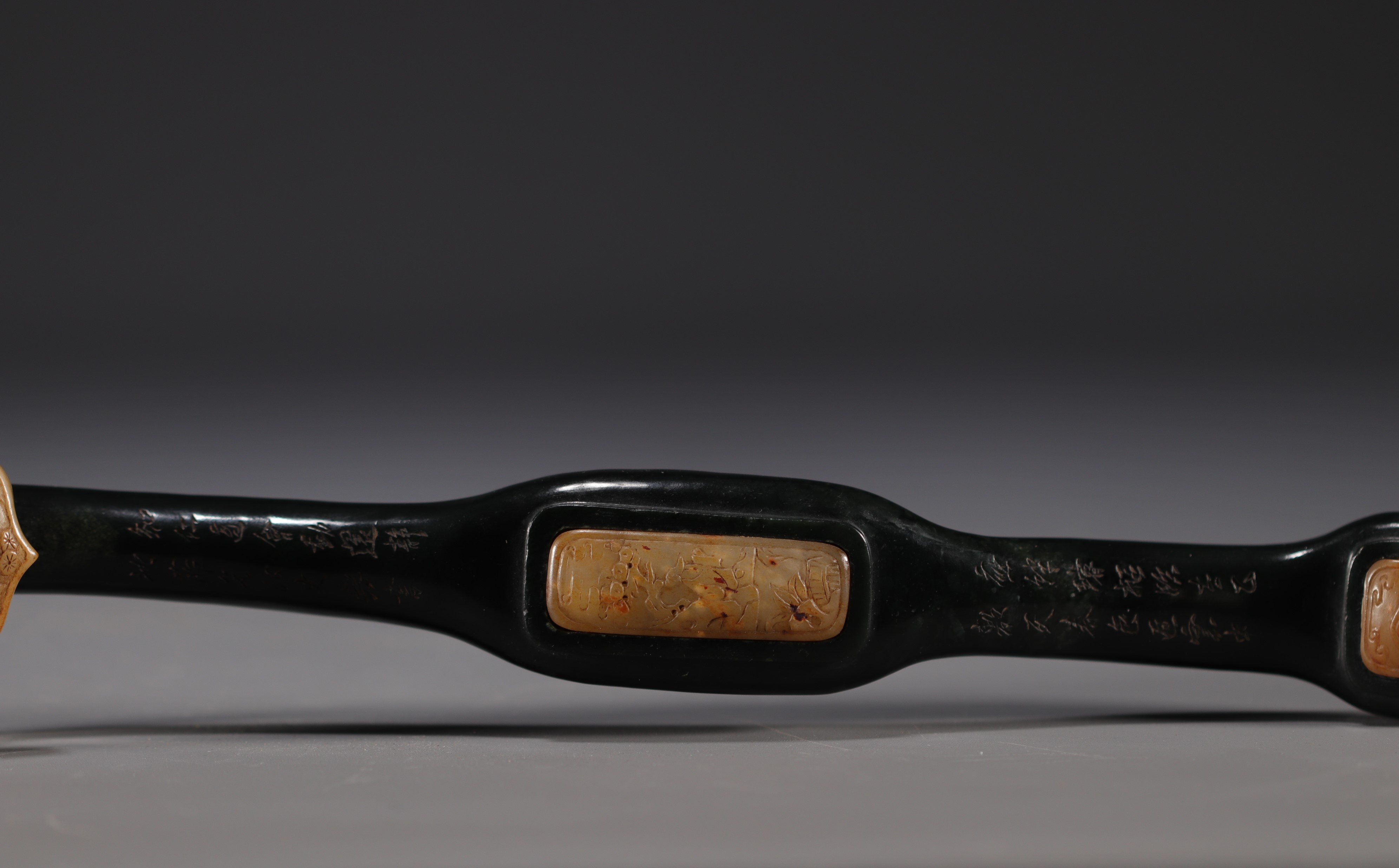 China - Dark green hardstone and carved jade Ruyi scepter with dignitary design, signed on the back. - Image 14 of 15