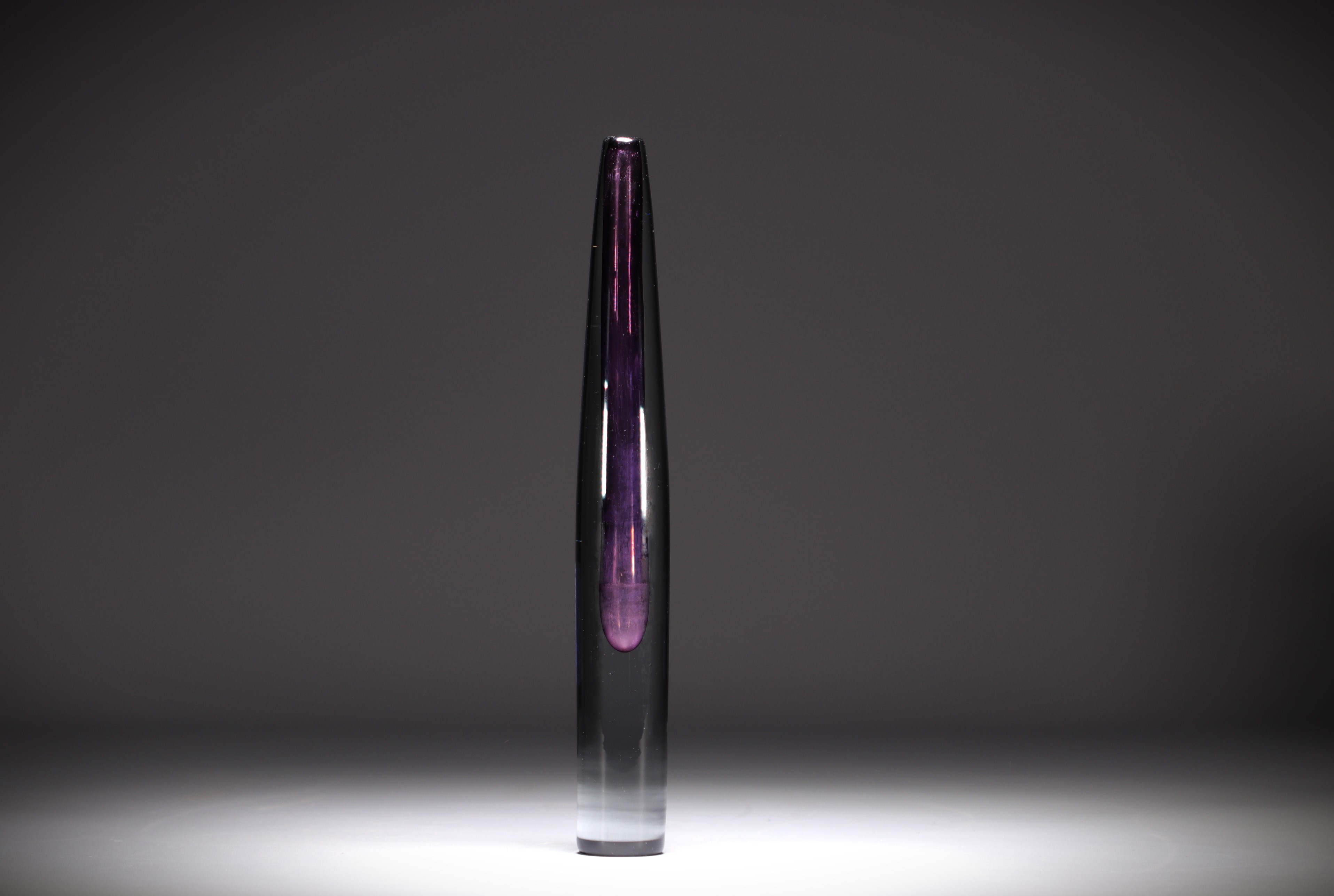 Asta STROMBERG (1916-1995) "Sputnik" Soliflore vase in violet blown glass, circa 1960. - Image 4 of 4