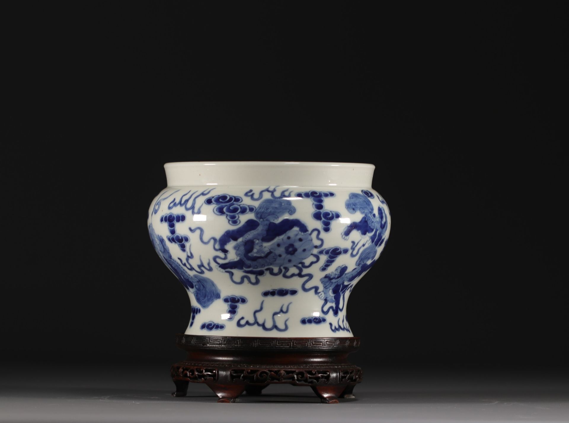 China - A blue-white porcelain vase decorated with lions, Kangxi mark. - Bild 6 aus 7