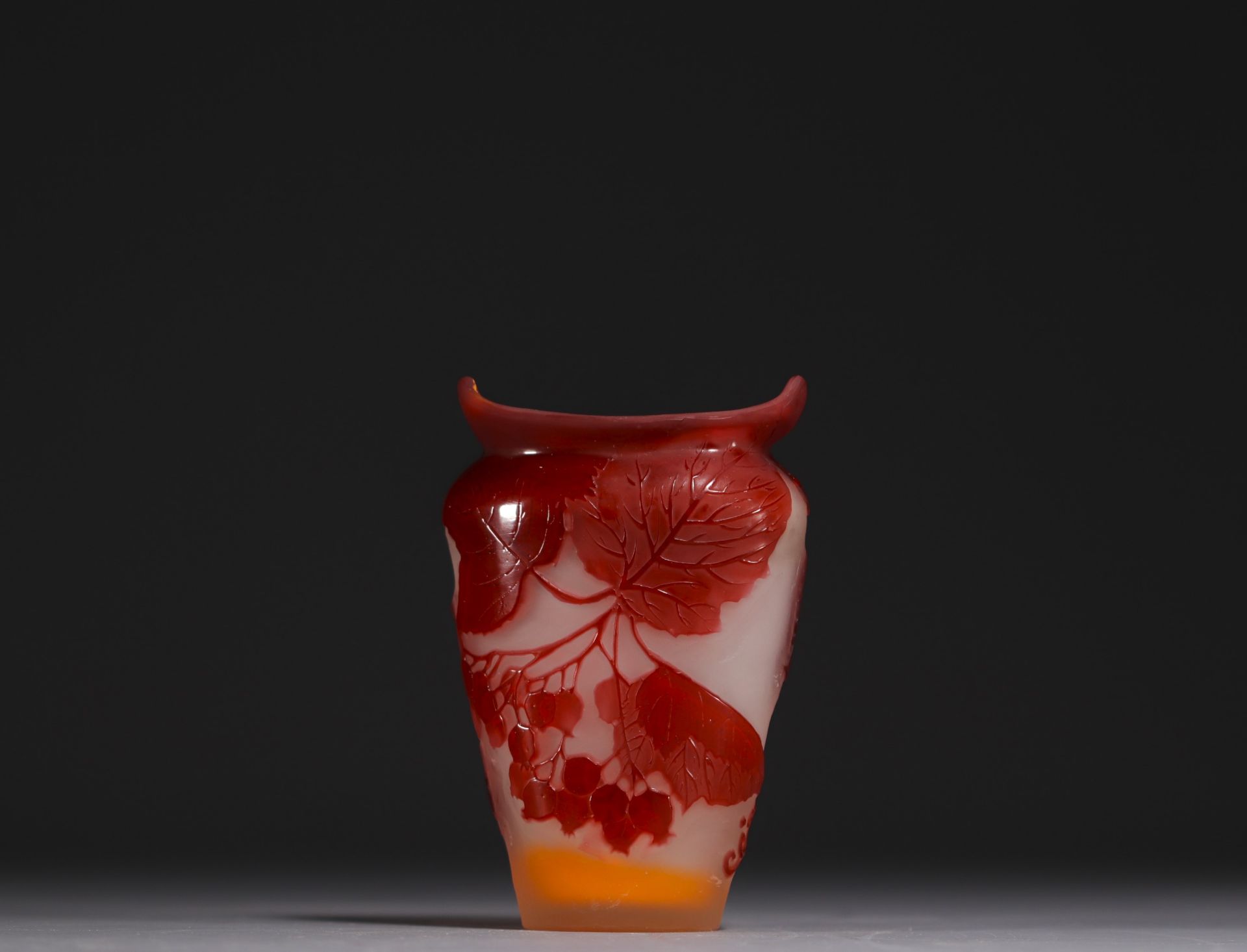 Etablissements Emile GALLE (1846-1904) Acid-etched multi-layered glass vase decorated with rowan ber - Bild 3 aus 4