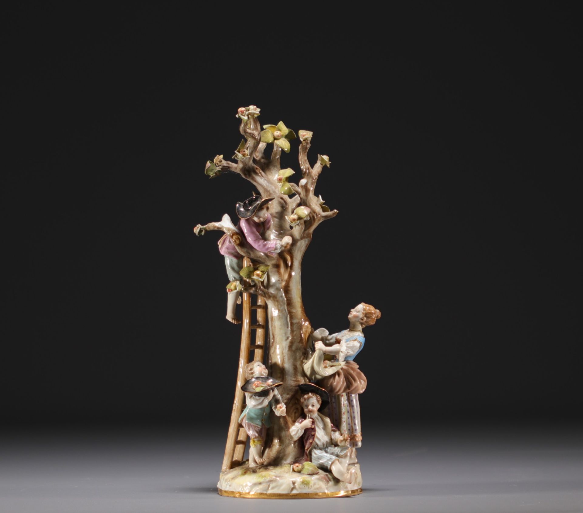 Meissen - "La cueillette" Polychrome porcelain group in its case, swords mark, 18th century. - Image 4 of 6