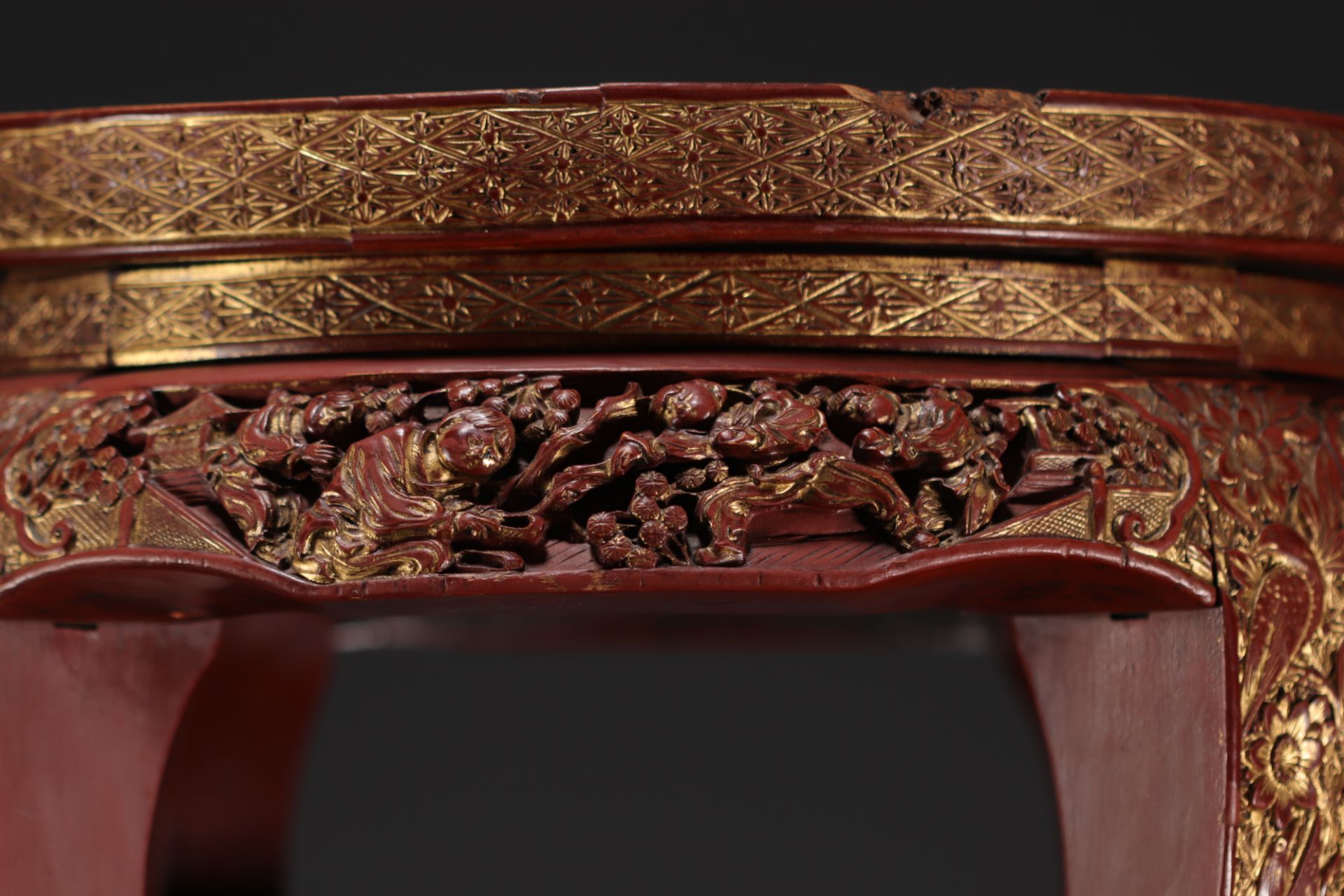 China - Small red and gold lacquer side table with carved figures and floral motifs, late 19th centu - Bild 4 aus 4