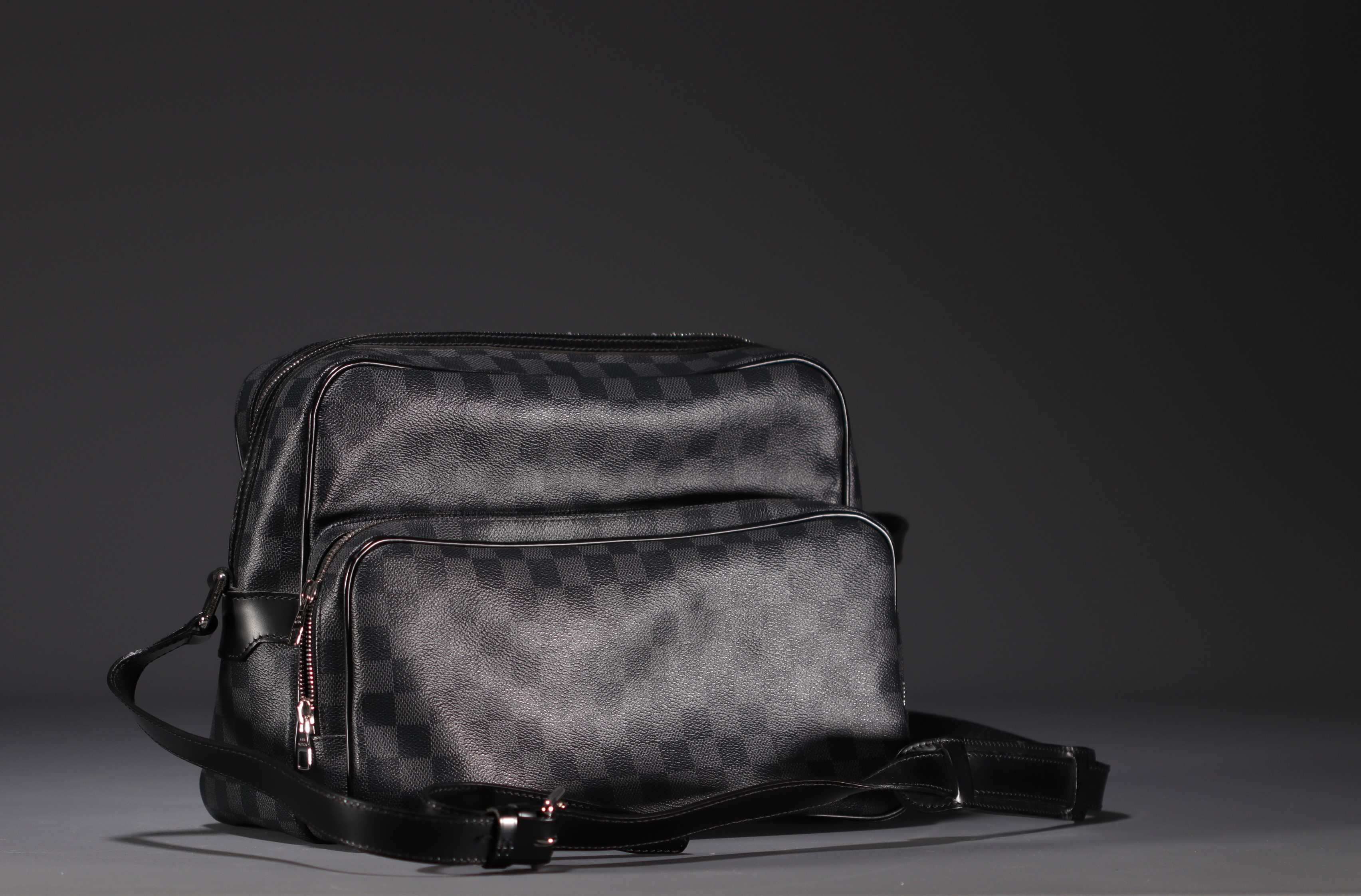 Louis VUITTON - Daytona Reporter shoulder bag, graphite checkerboard pattern.