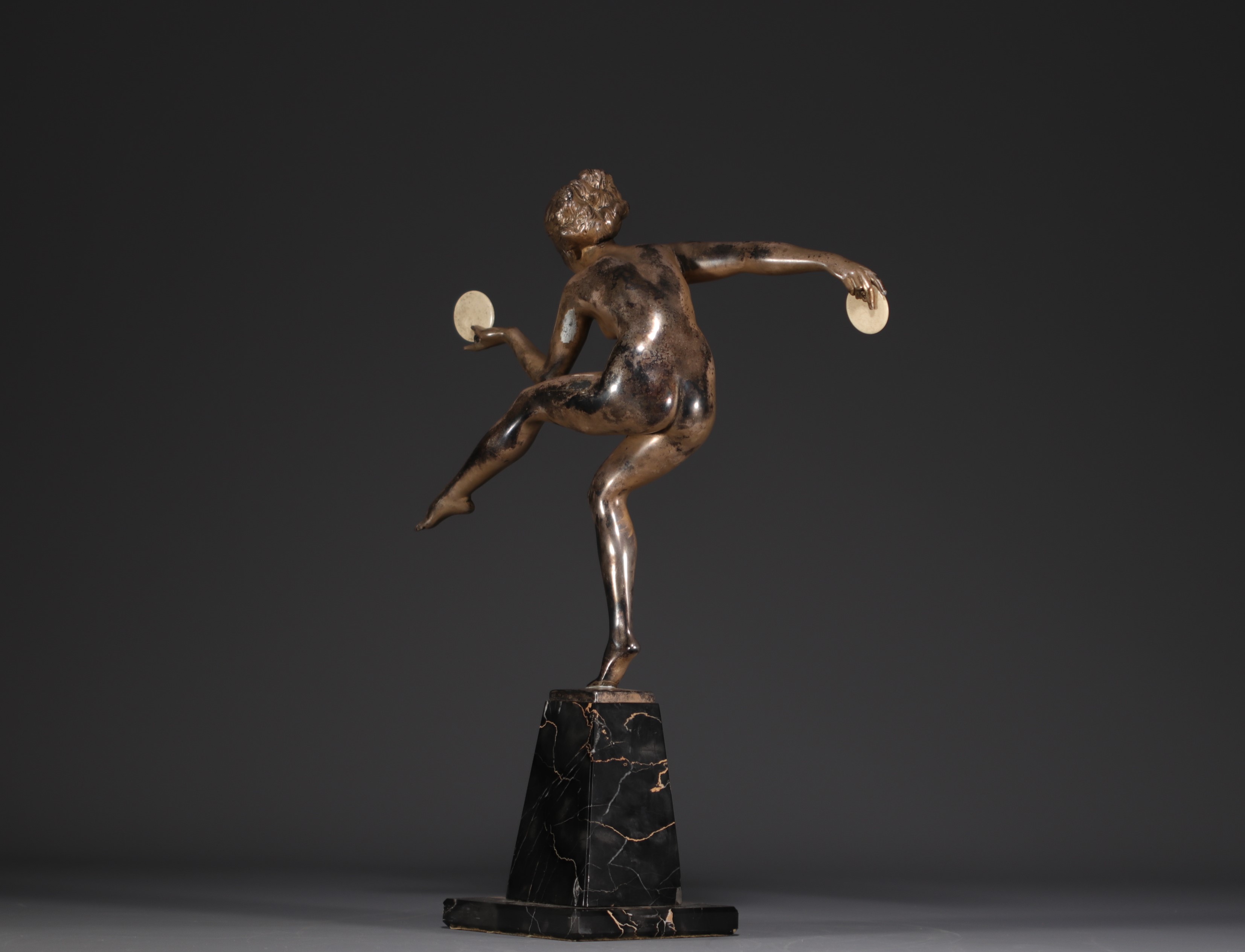 Marcel DERENNE (1886-1948) for Max Le Verrier - "Danseuse aux disques", an imposing sculpture in sil - Image 3 of 6