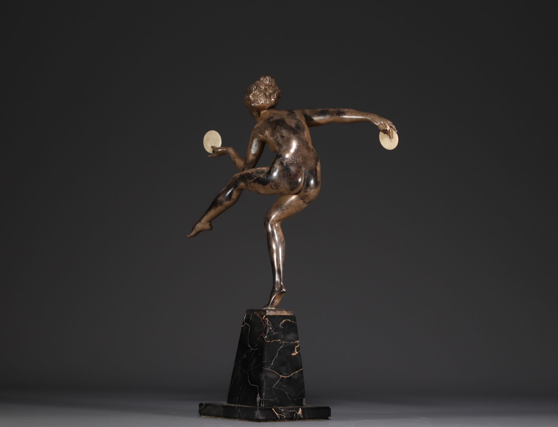 Marcel DERENNE (1886-1948) for Max Le Verrier - "Danseuse aux disques", an imposing sculpture in sil - Bild 3 aus 6
