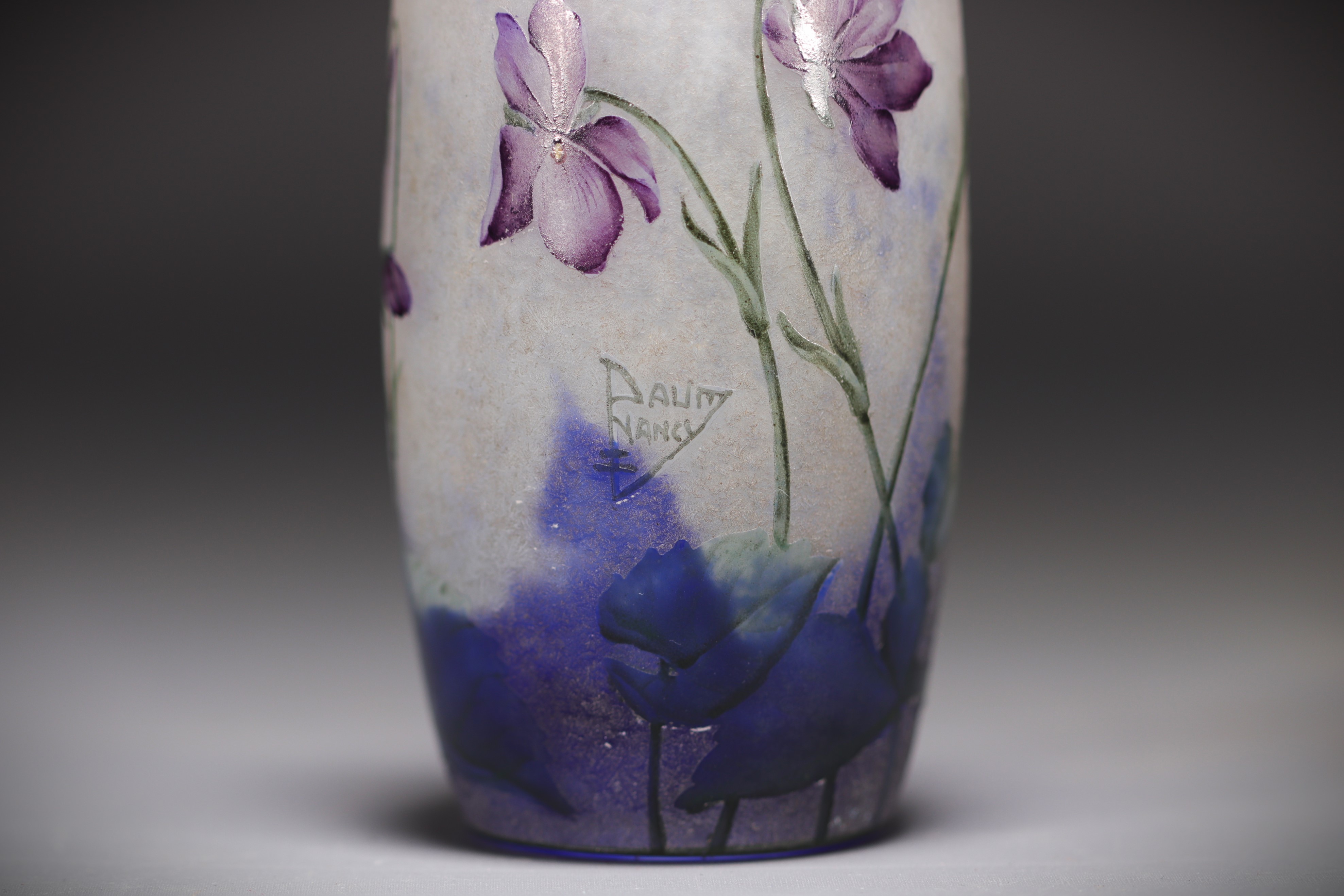 DAUM Nancy - Small enamelled multi-layered glass vase with violets design, signed. - Image 5 of 5