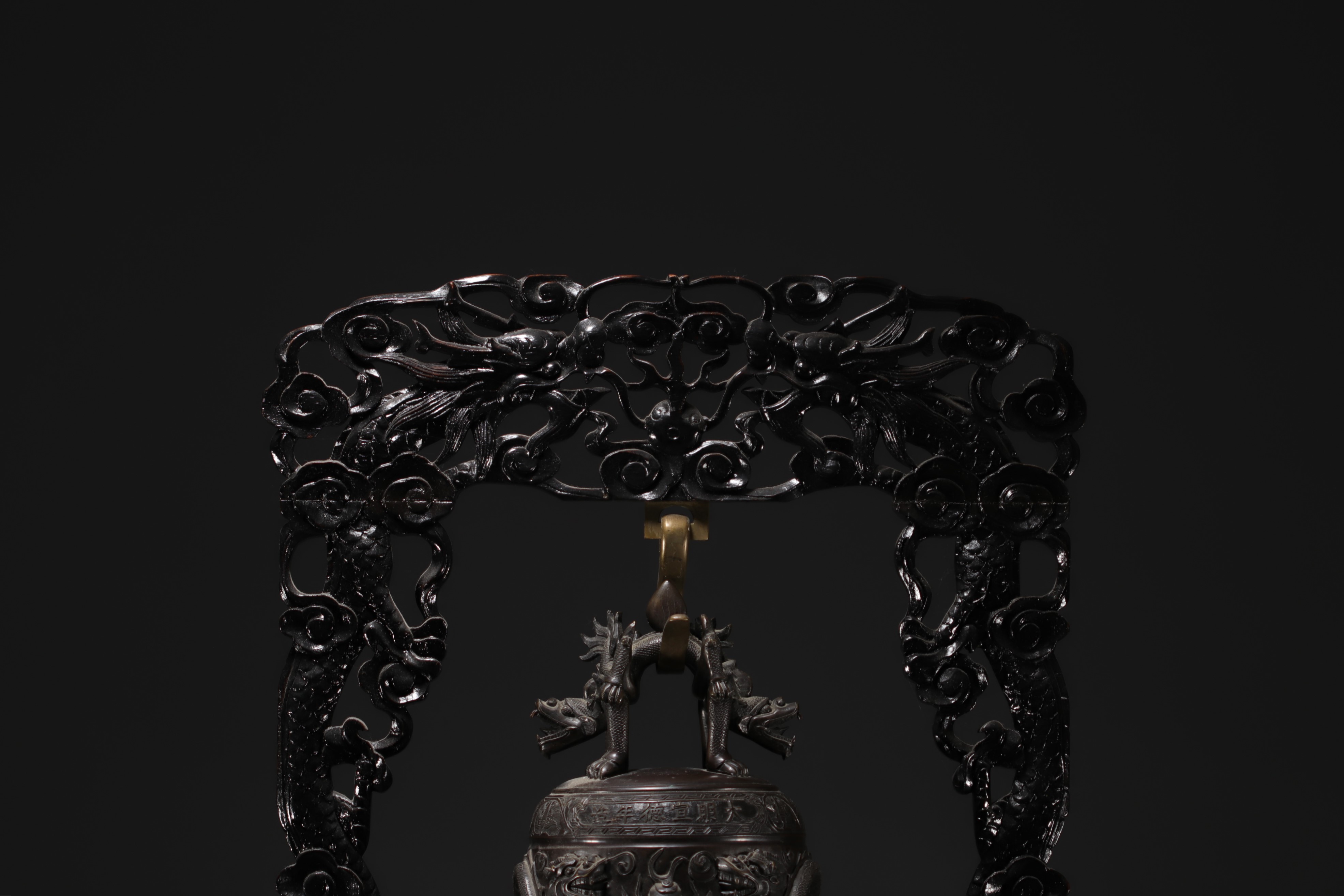 China - Bronze bell surmounted by a dragon, supported by a carved wooden base, circa 1900. - Image 7 of 7