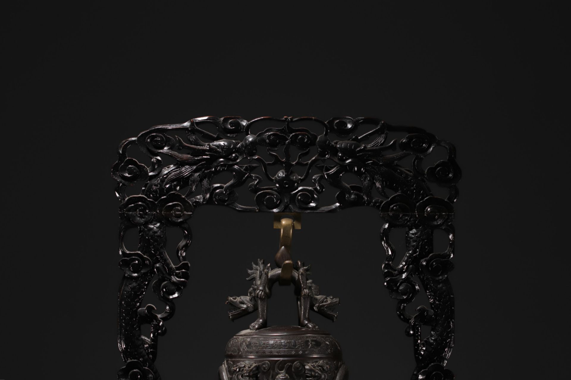 China - Bronze bell surmounted by a dragon, supported by a carved wooden base, circa 1900. - Bild 7 aus 7