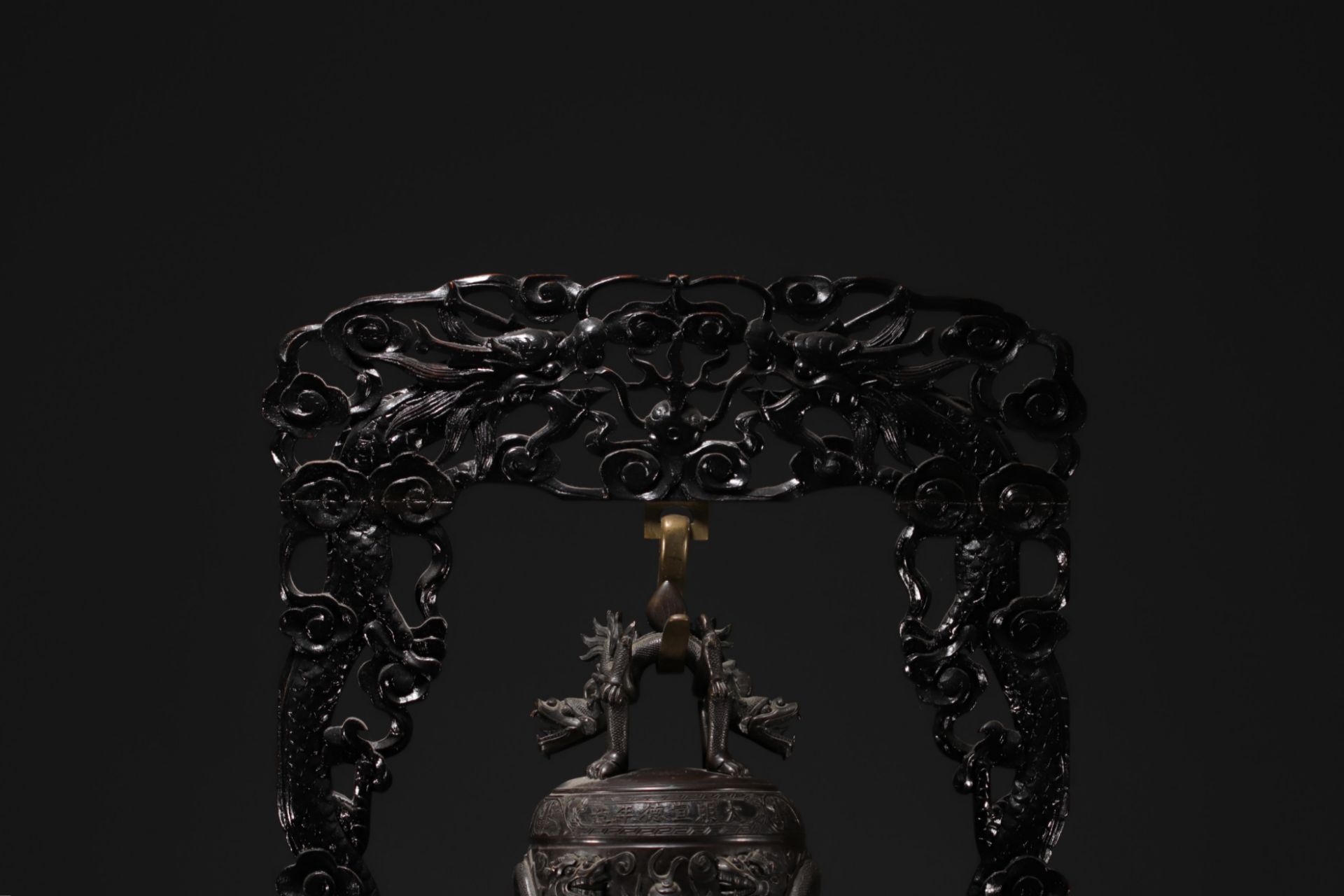 China - Bronze bell surmounted by a dragon, supported by a carved wooden base, circa 1900. - Image 7 of 7