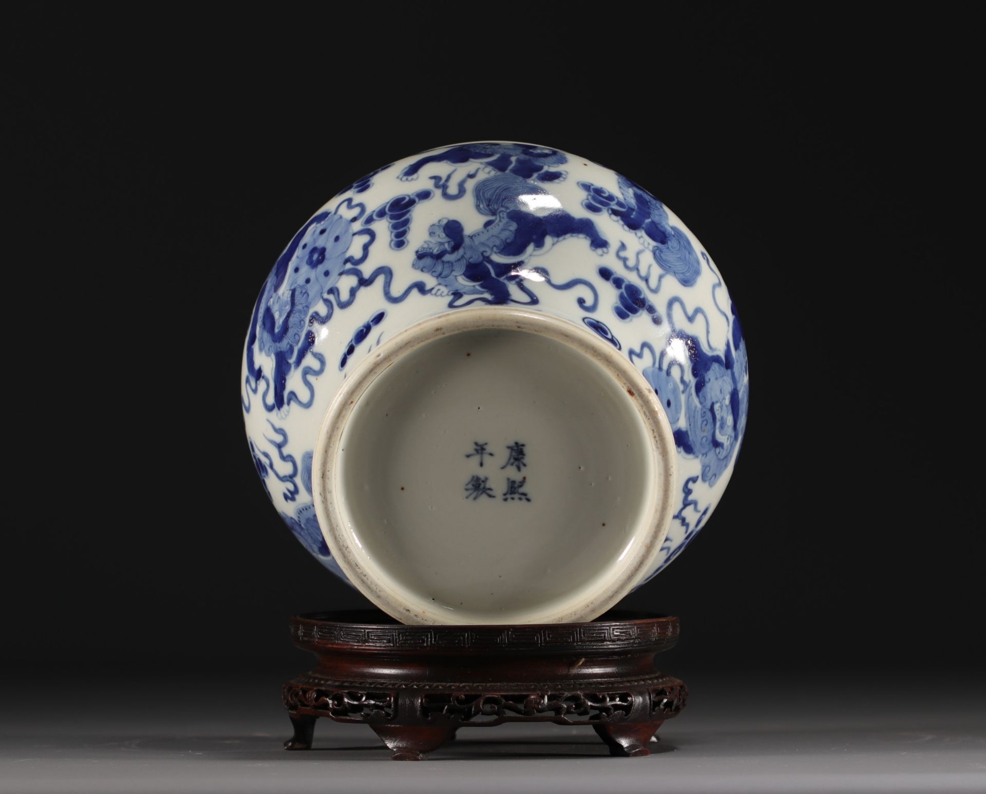 China - A blue-white porcelain vase decorated with lions, Kangxi mark. - Bild 5 aus 7