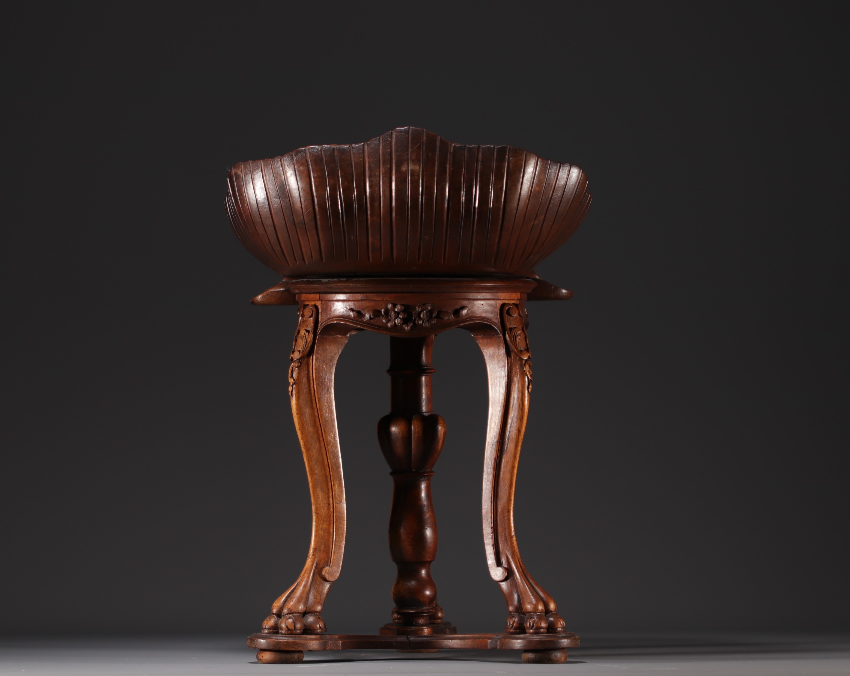 Venetian "Grotto" pianist's or harpist's chair in carved walnut representing a shell on a tripod bas - Image 3 of 3