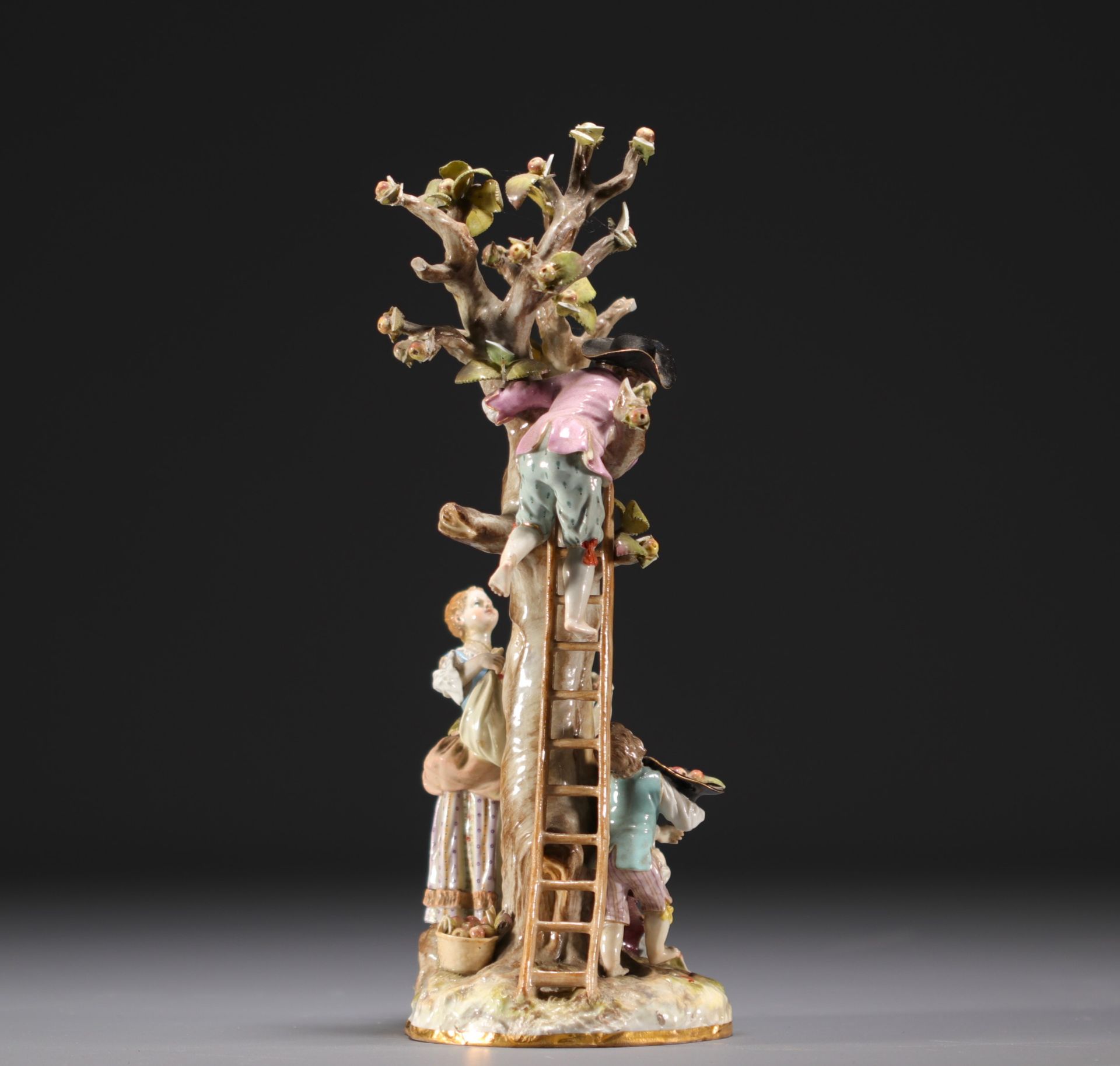 Meissen - "La cueillette" Polychrome porcelain group in its case, swords mark, 18th century. - Image 6 of 6