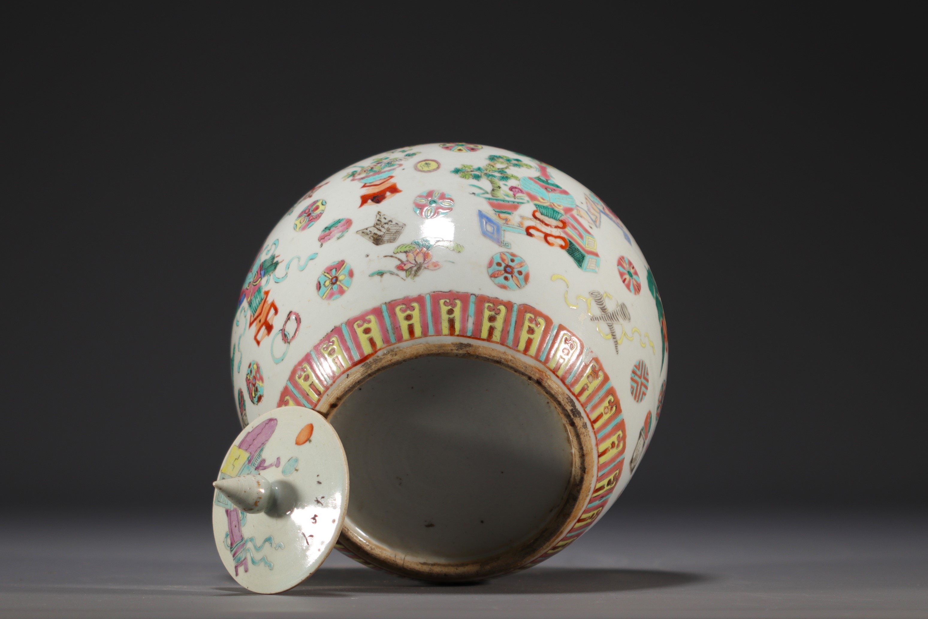 China - A famille rose porcelain ginger pot, 19th century. - Image 4 of 4