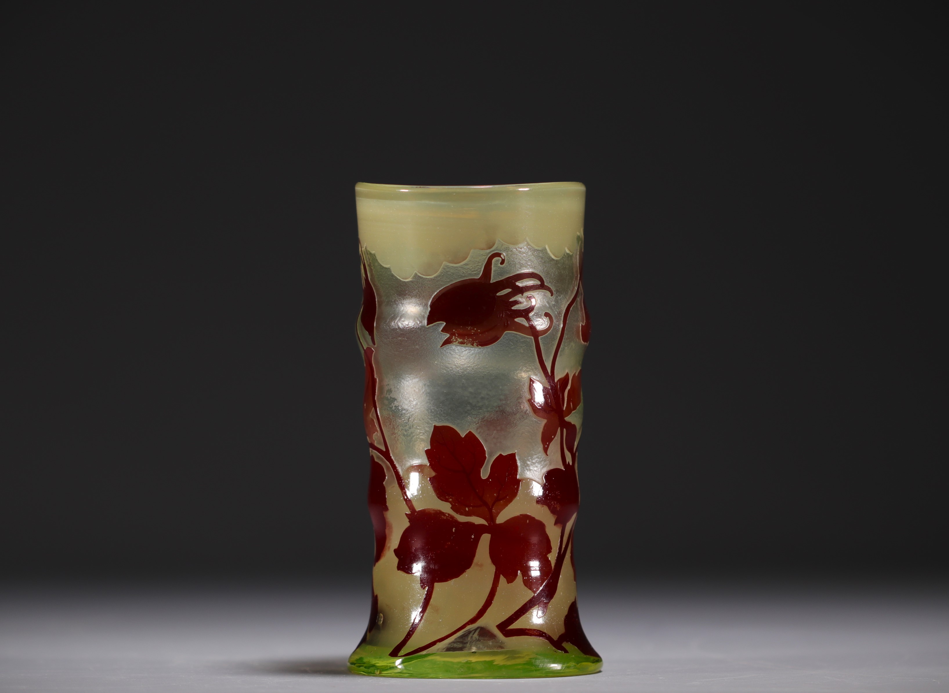 Emile GALLE (1846-1904) Acid-etched multi-layered glass vase decorated with flowers, signed. - Image 4 of 4