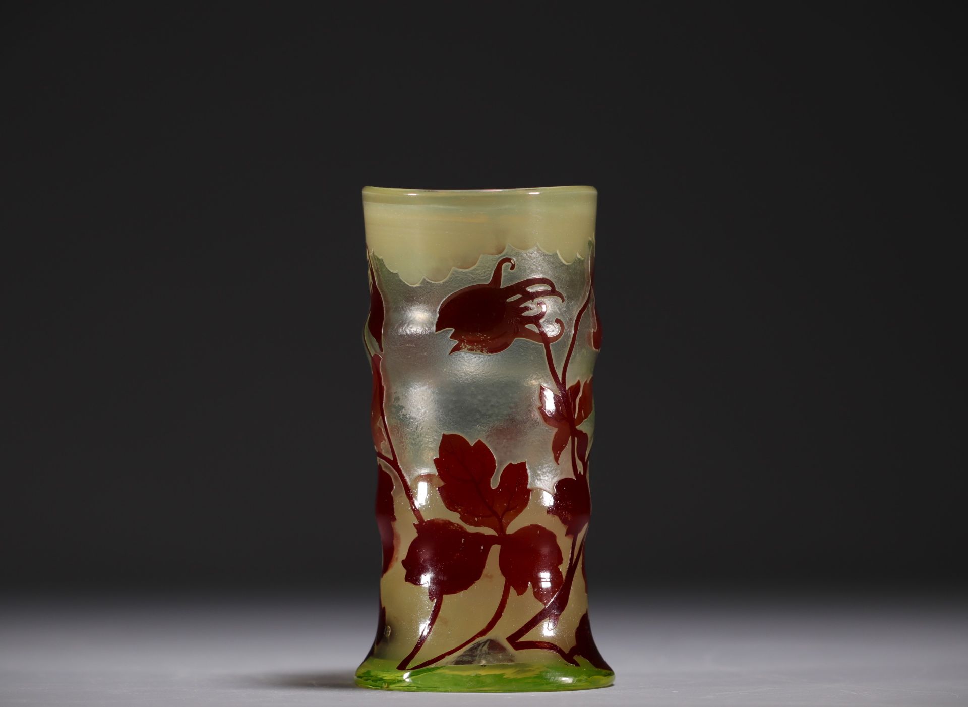 Emile GALLE (1846-1904) Acid-etched multi-layered glass vase decorated with flowers, signed. - Bild 4 aus 4
