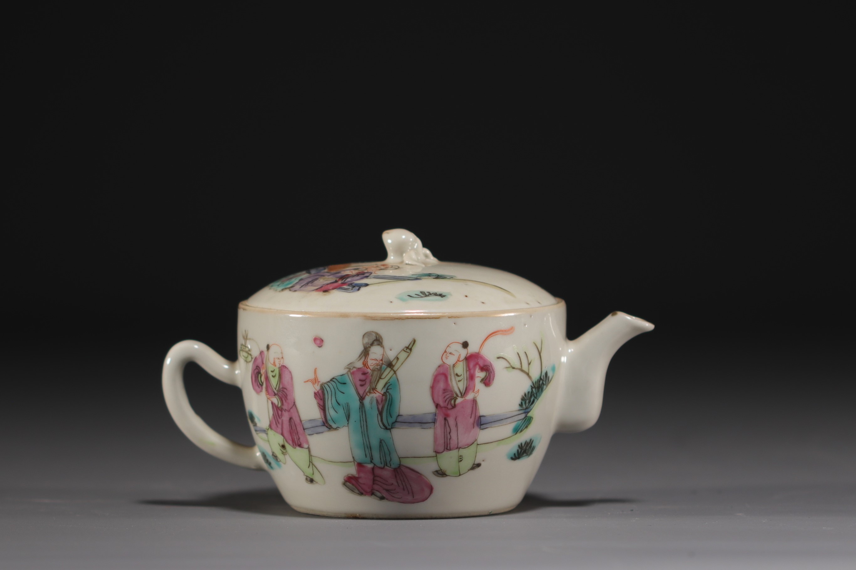 China - Set of various pieces of famille rose porcelain, early 20th century. - Image 5 of 7