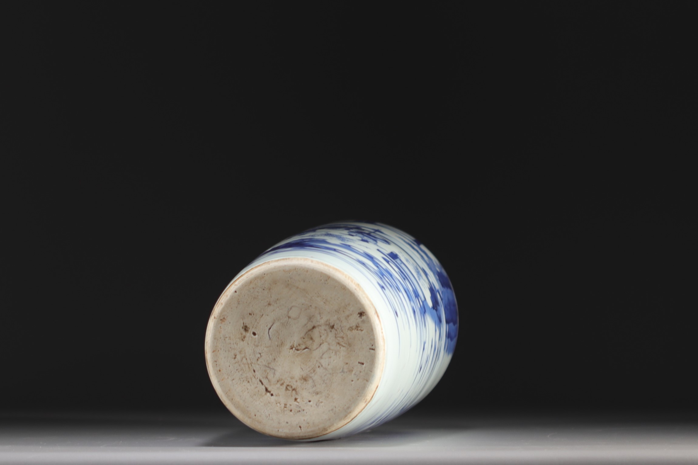 China - Large blue-white porcelain vase with figures, Transition period. - Image 5 of 9