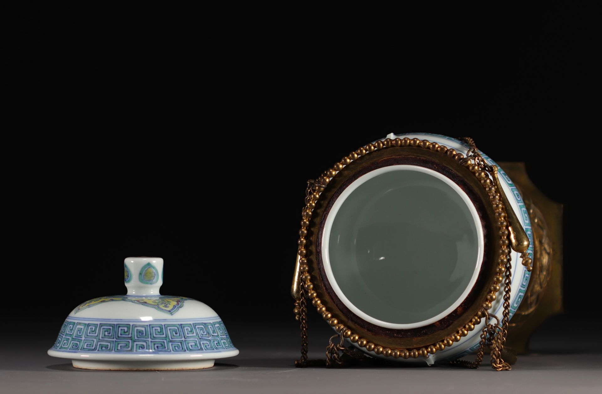 China - Ducai porcelain "Dou" covered vase, bronze mounting, Qianlong mark. - Bild 8 aus 9