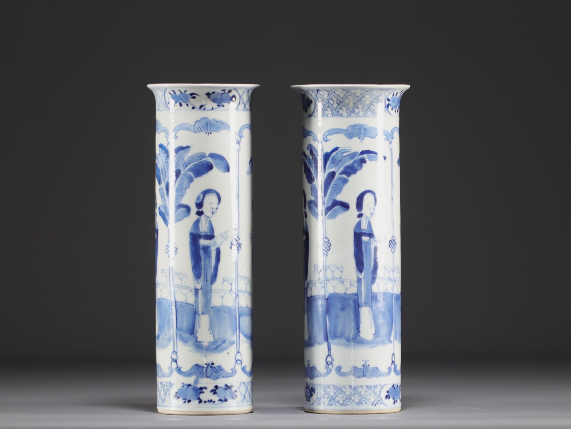 China - Pair of blue-white porcelain vases decorated with ladies and bats, Kanjxi mark, 19th century - Bild 3 aus 4