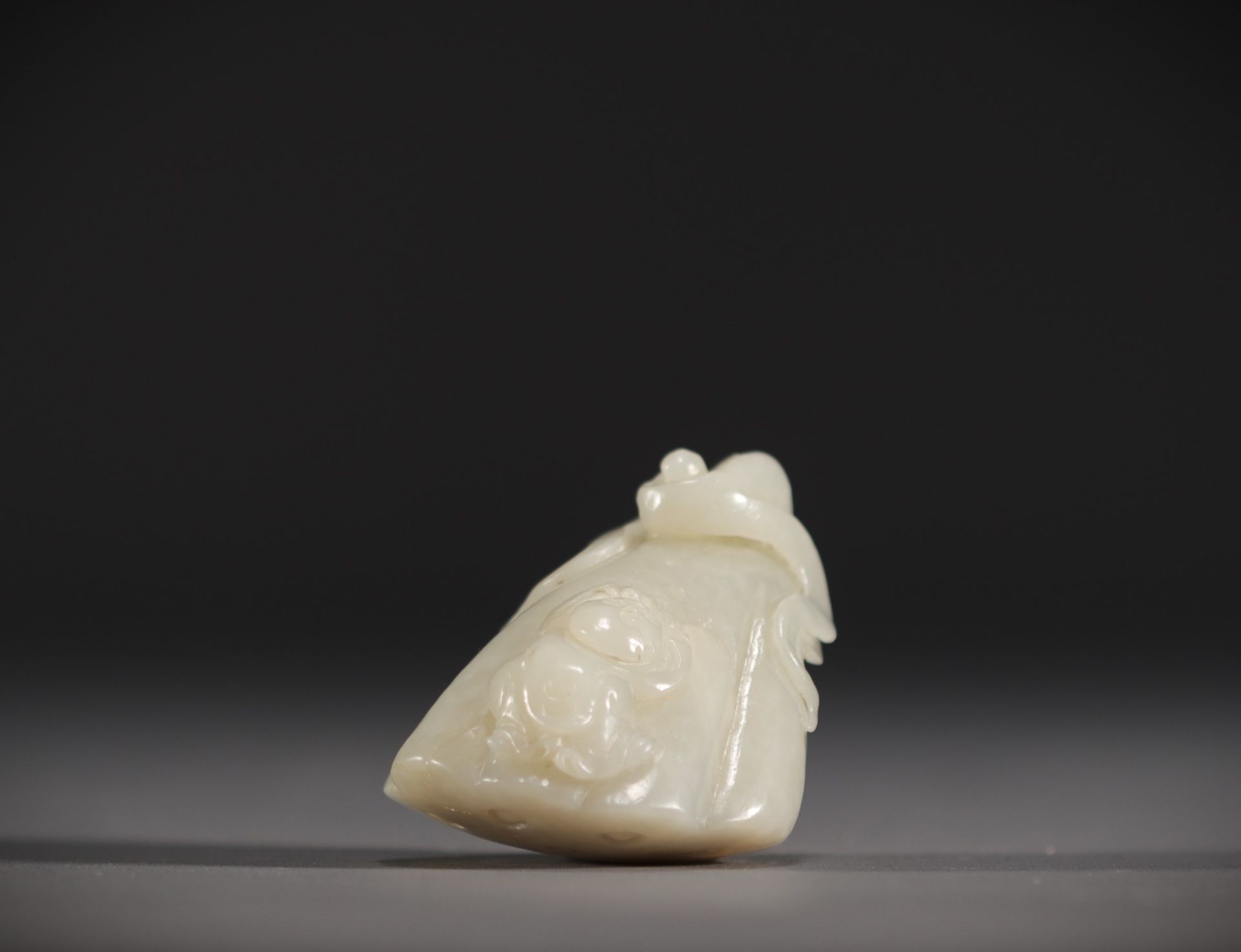 China - White jade pendant in the shape of a fruit surmounted by a young child. - Bild 2 aus 6