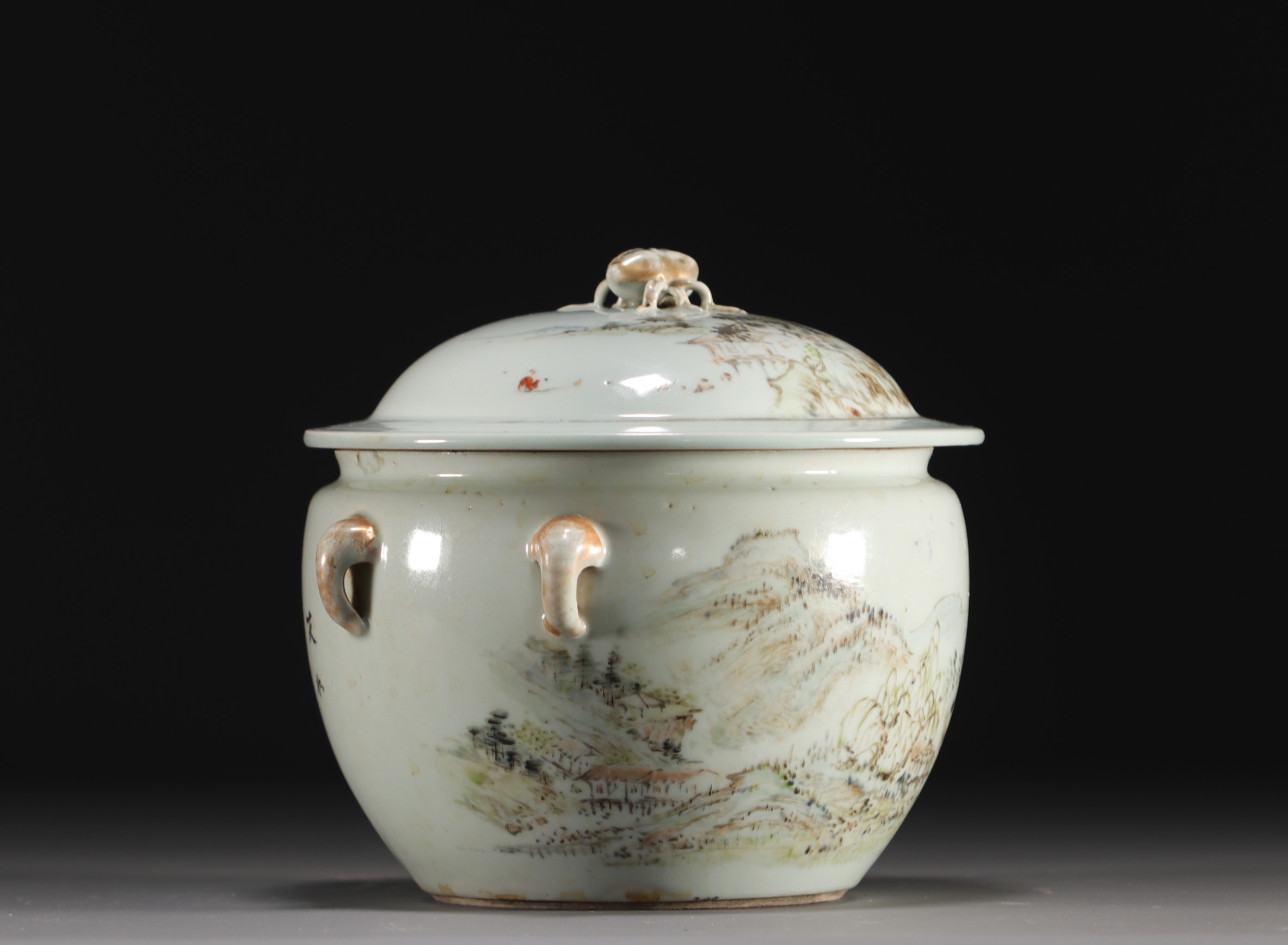 China - Tureen made of porcelain decorated with landscapes, 19th century. - Image 3 of 5
