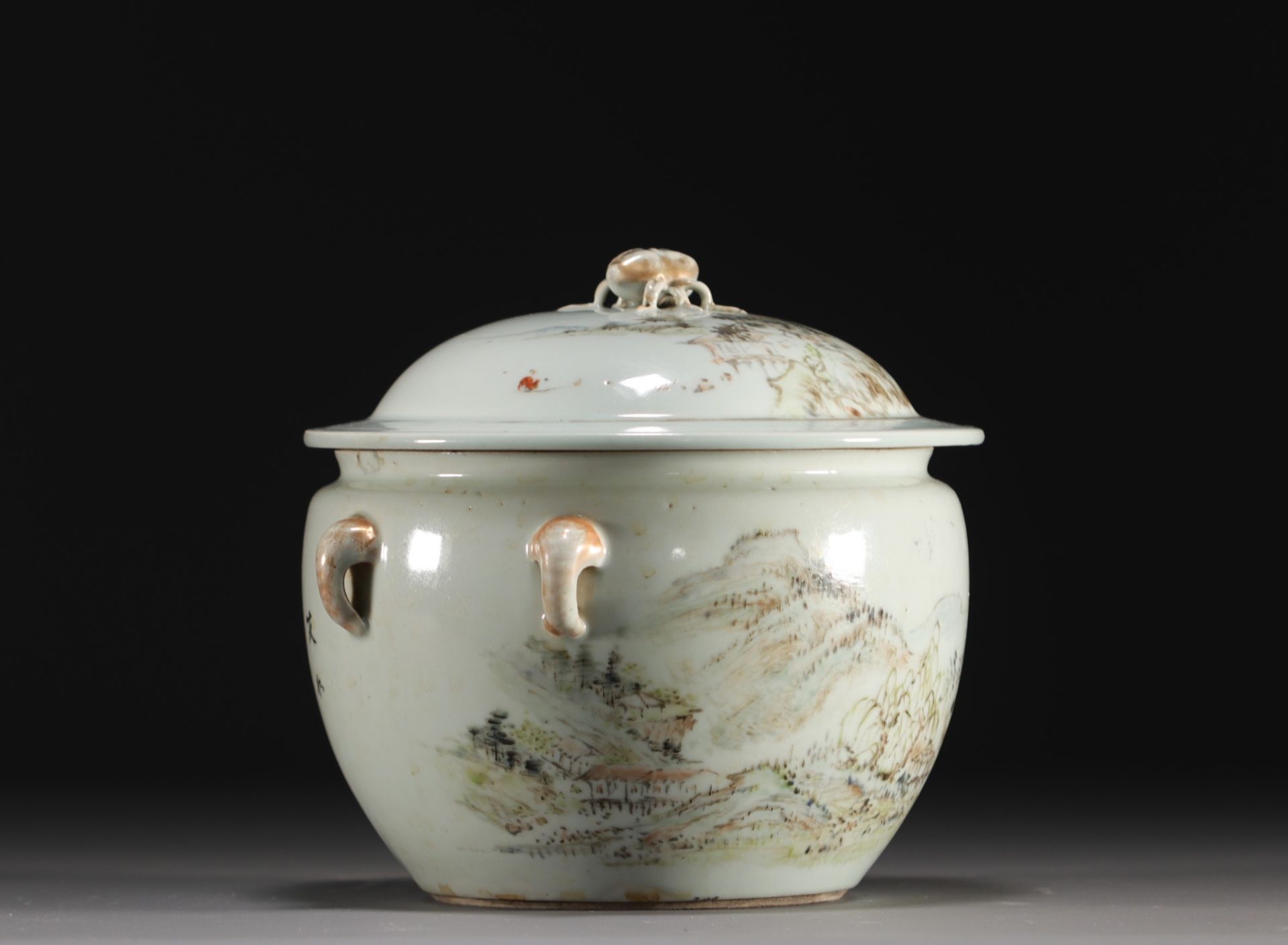 China - Tureen made of porcelain decorated with landscapes, 19th century. - Bild 3 aus 5