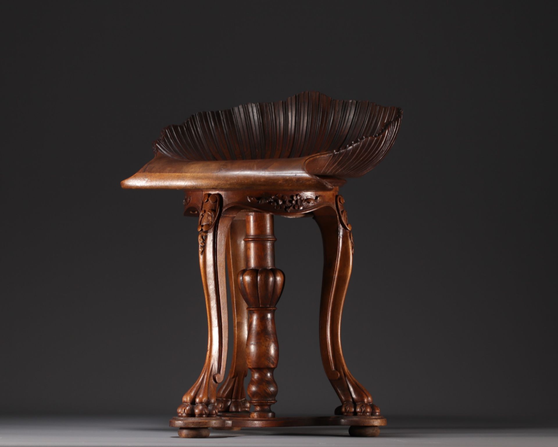 Venetian "Grotto" pianist's or harpist's chair in carved walnut representing a shell on a tripod bas