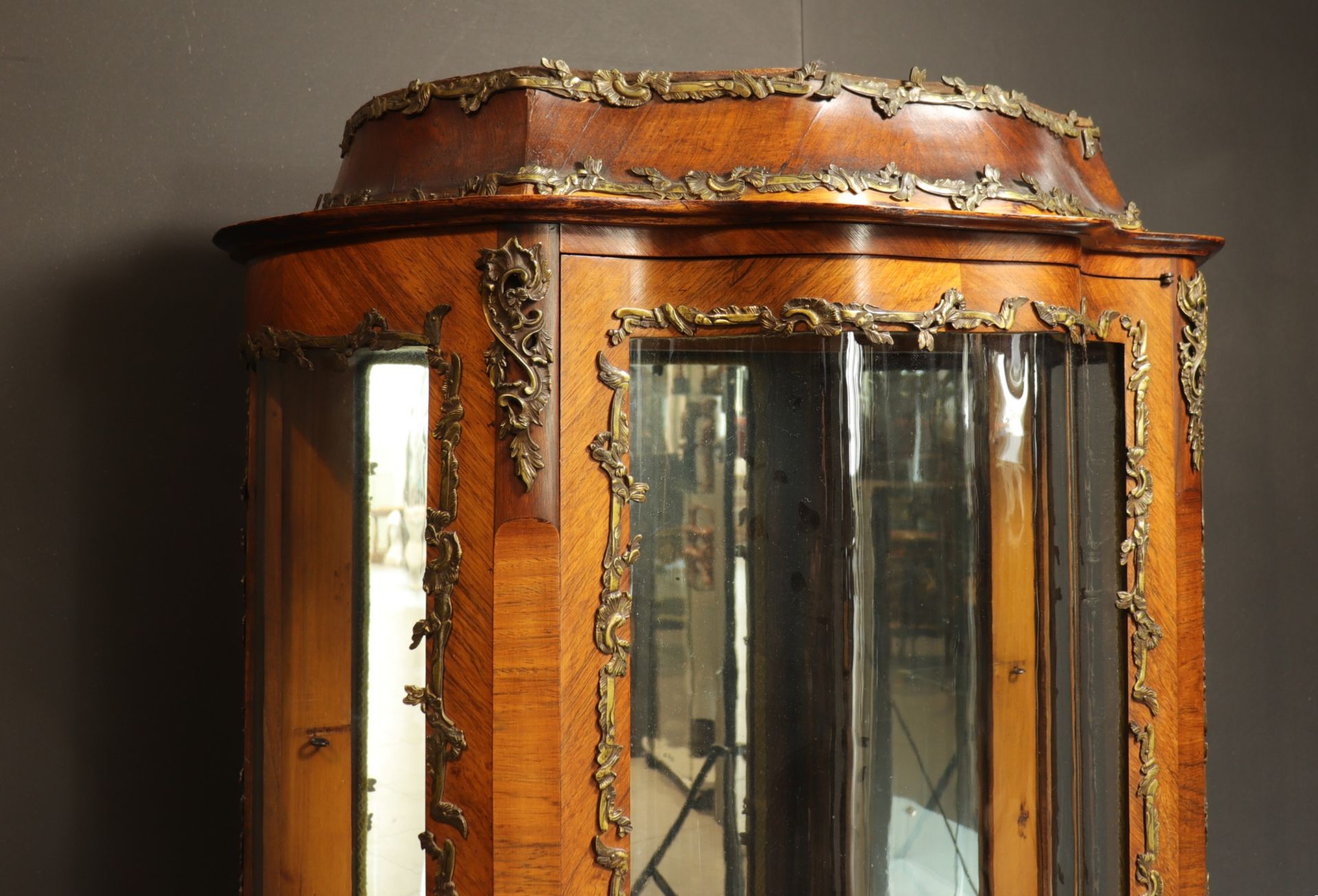 Louis XV style curved display cabinet in veneered wood and bronze, late 19th century, early 20th cen - Bild 3 aus 3