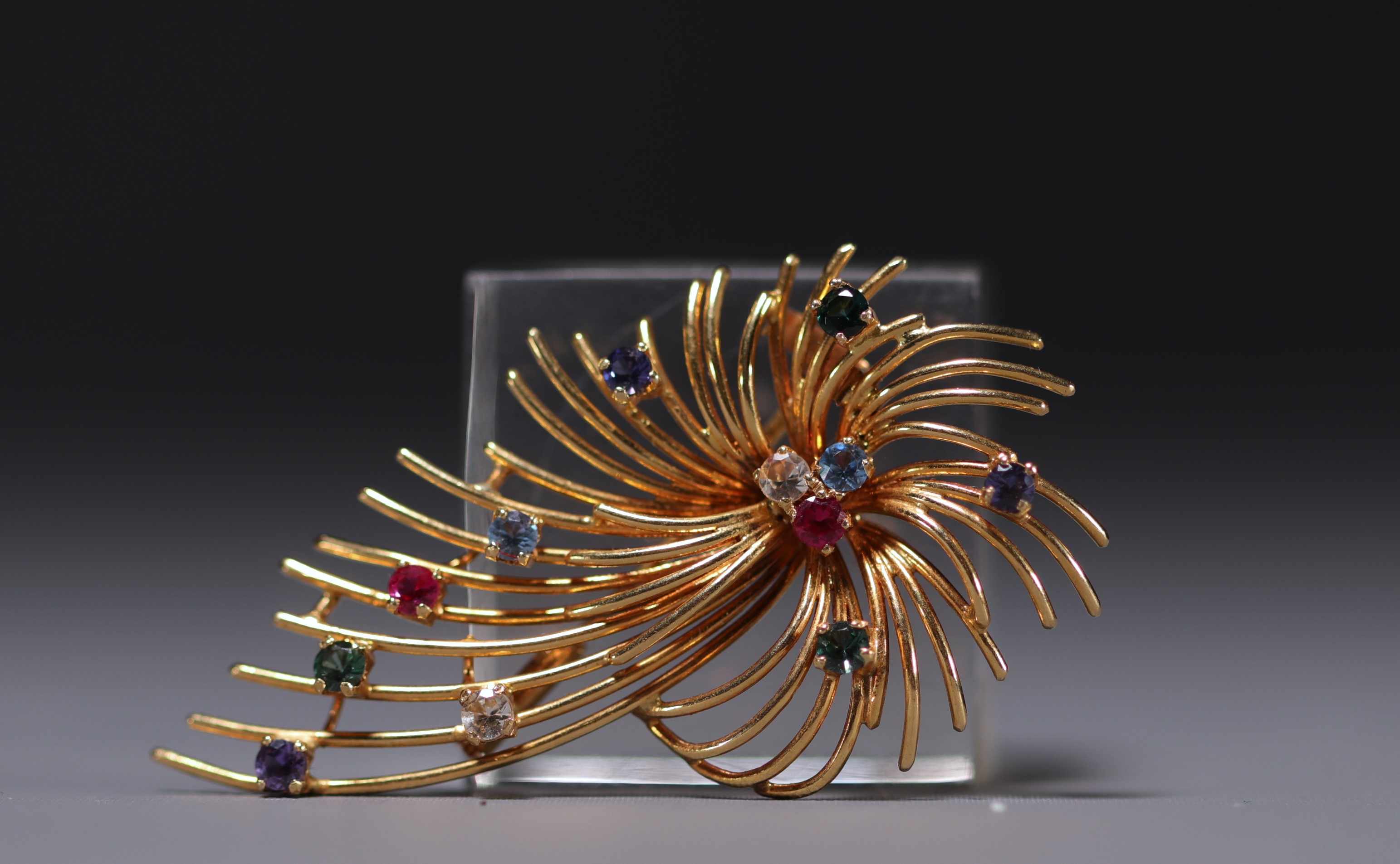 Brooch in 18k yellow gold, coloured stones, total weight 9.4gr. - Image 2 of 3