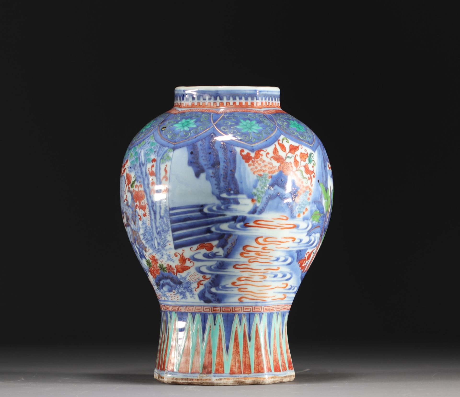 China - Polychrome porcelain vase decorated with figures and landscape, transition period. - Bild 2 aus 7