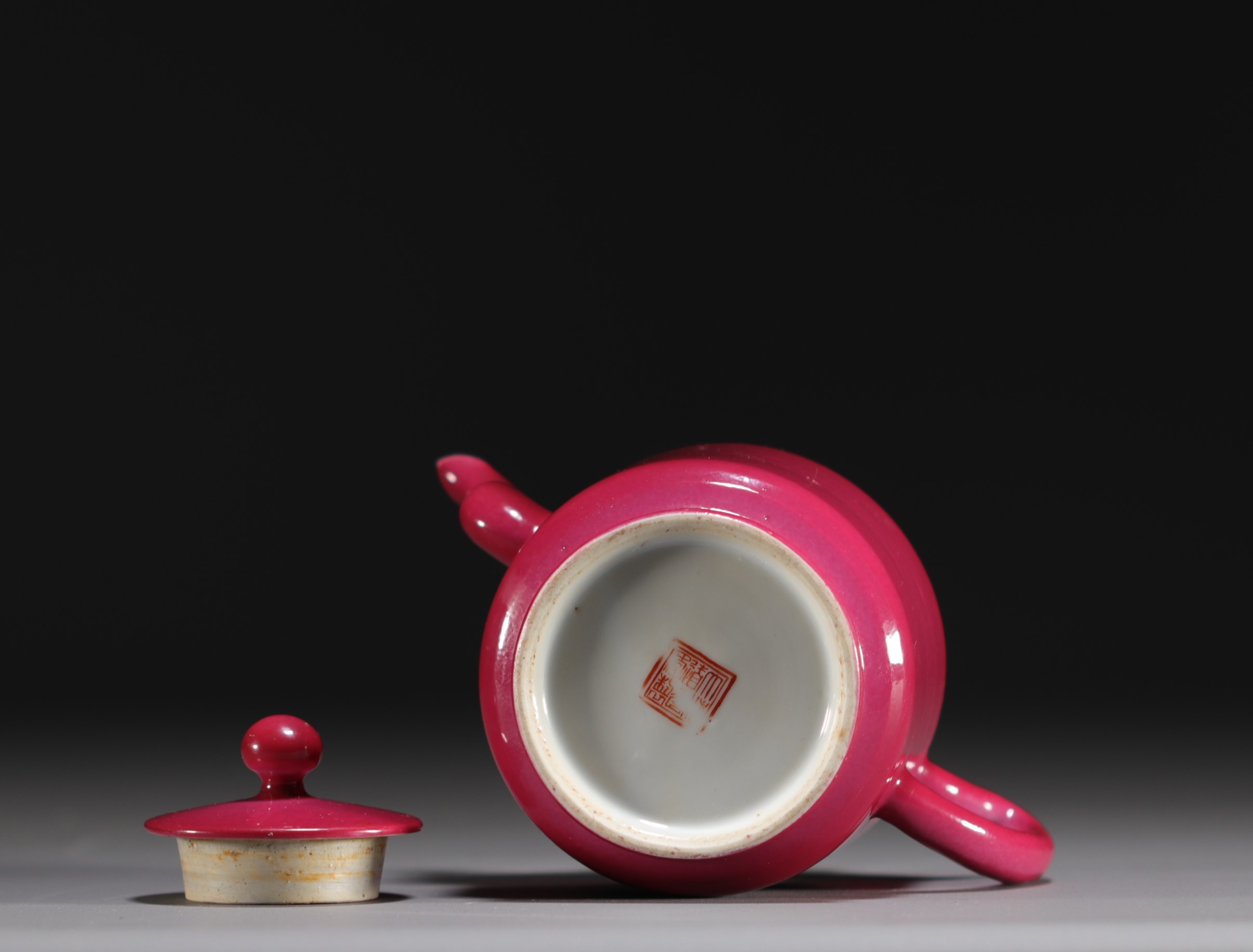 China - Monochrome ruby porcelain teapot, 19th century. - Image 4 of 4