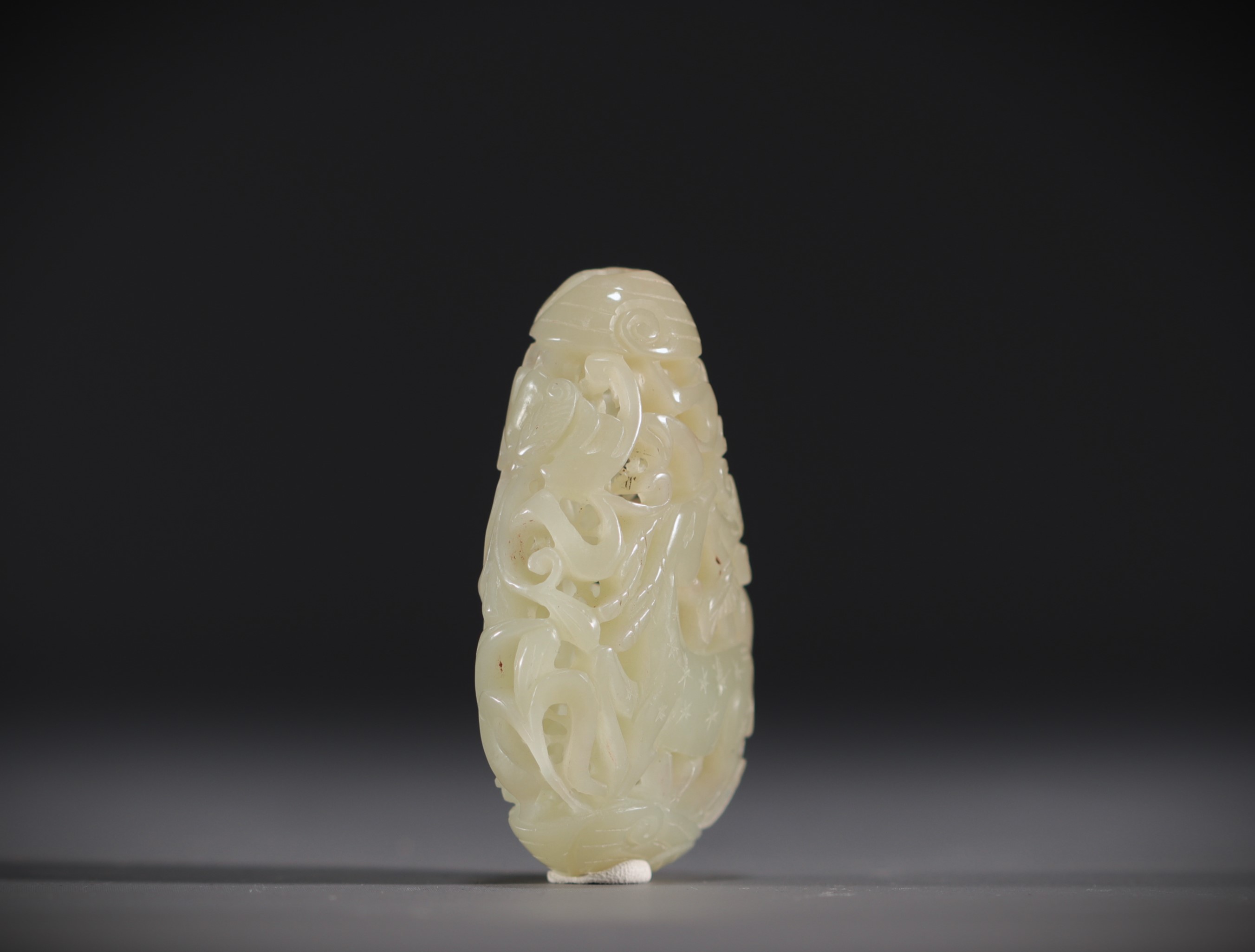 China - Carved and openworked white jade pendant with animal decoration, 18th century. - Image 3 of 3