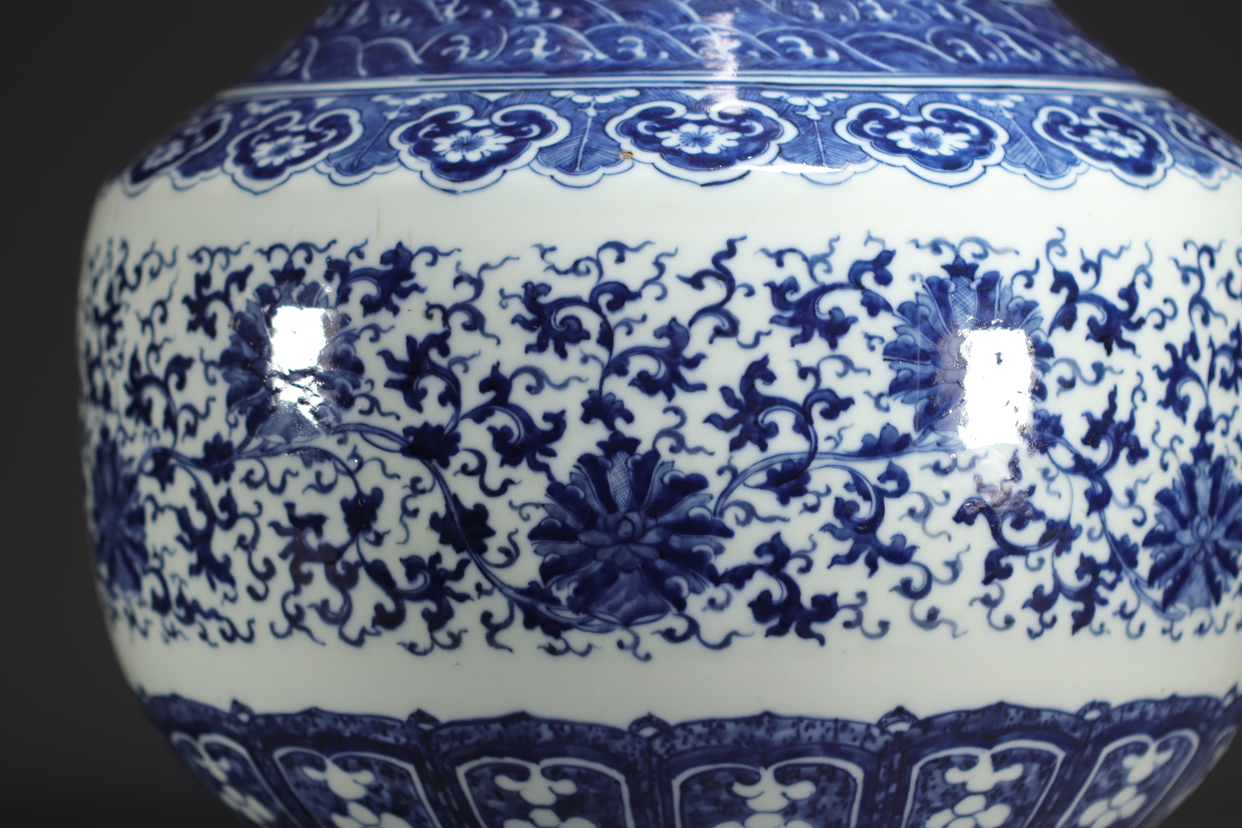 China - Large Hu-shaped vase in blue-white porcelain with floral decoration and bamboo handles, 19th - Image 9 of 9