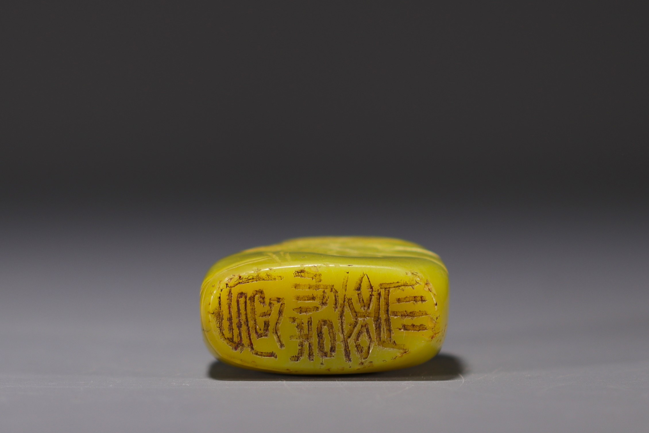 China - Yellow stone seal carved with a figure in a landscape and engraved with a poem. - Image 5 of 5