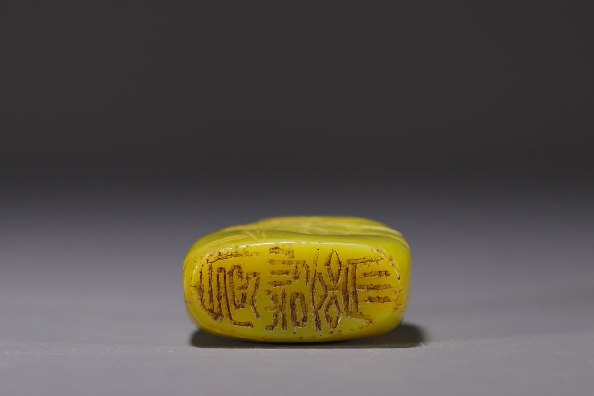 China - Yellow stone seal carved with a figure in a landscape and engraved with a poem. - Bild 5 aus 5