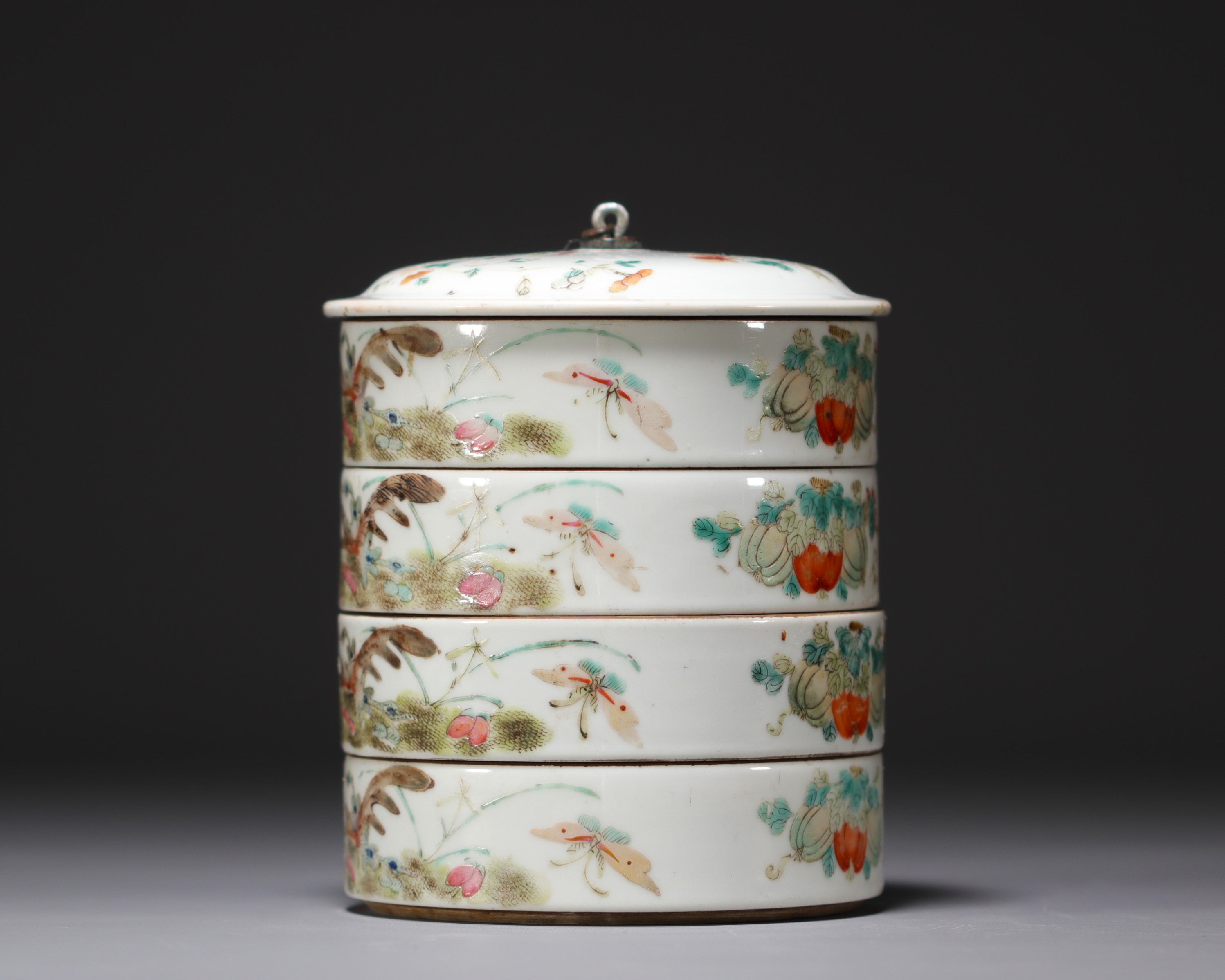 China - Set of four stacking condiment bowls decorated with flowers, famille rose. - Image 2 of 6