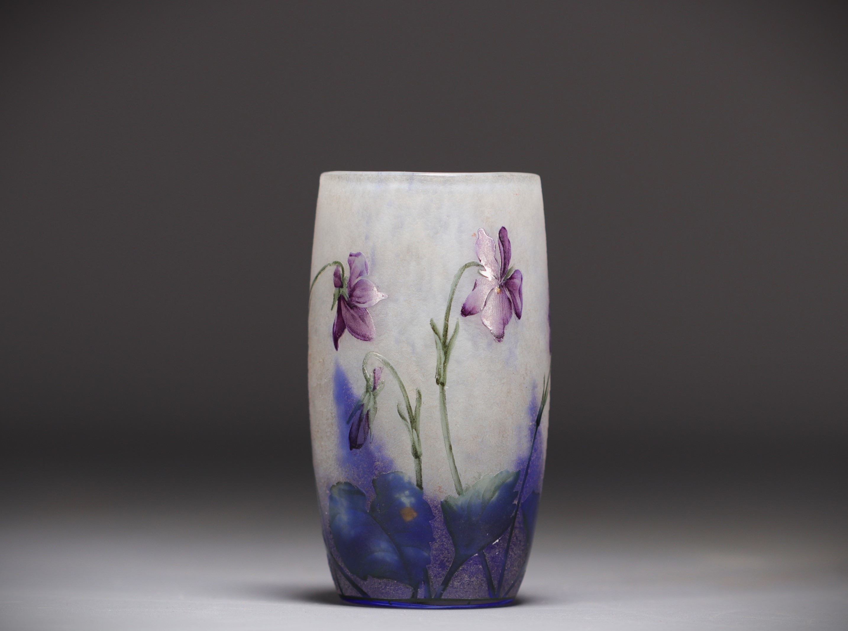 DAUM Nancy - Small enamelled multi-layered glass vase with violets design, signed. - Image 2 of 5