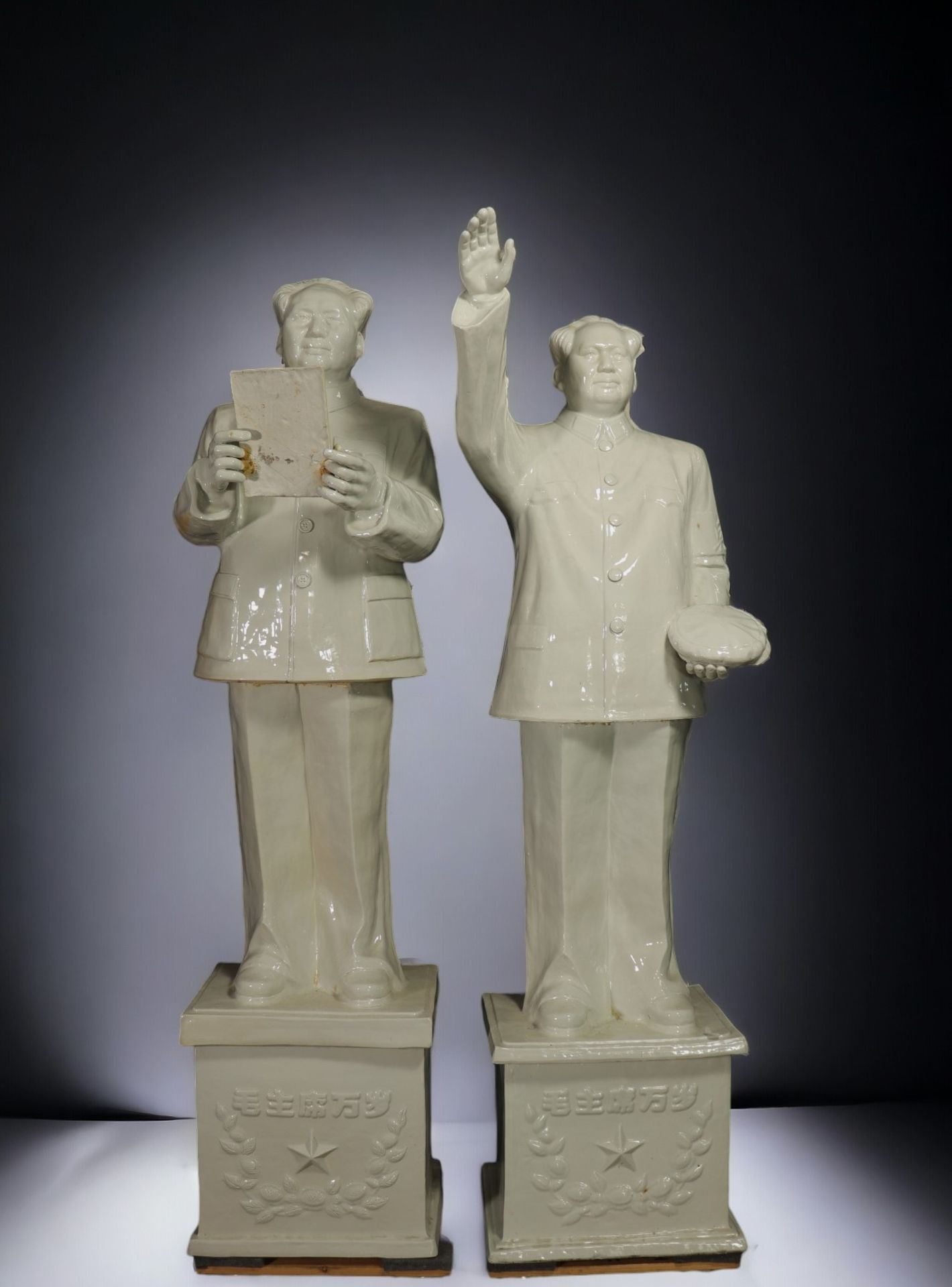 China - Imposing pair of white enamelled porcelain statues of Mao Zedong, Republic period. - Bild 3 aus 3