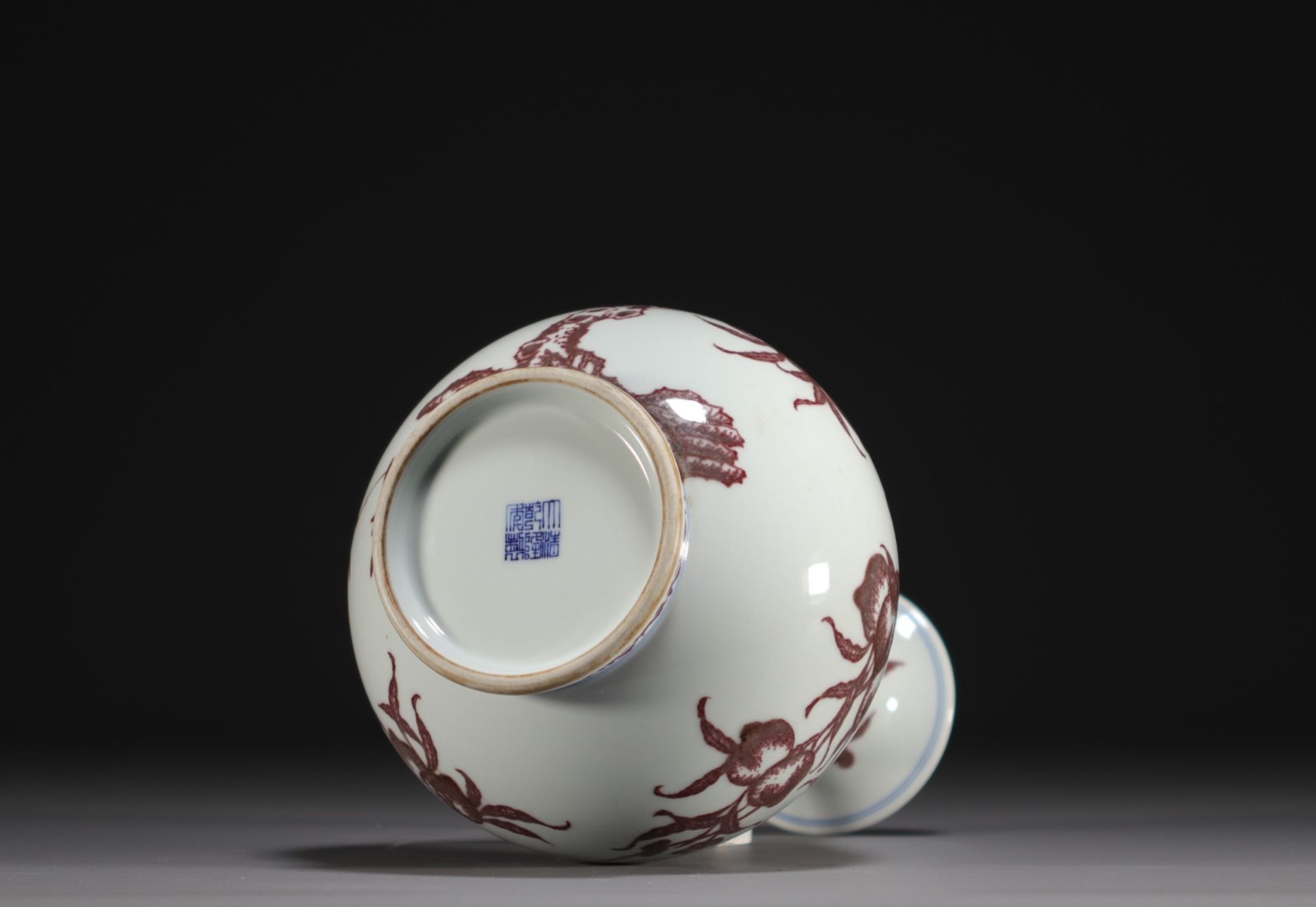 China - Porcelain vase decorated with iron-red peaches, Qing period. - Bild 4 aus 5