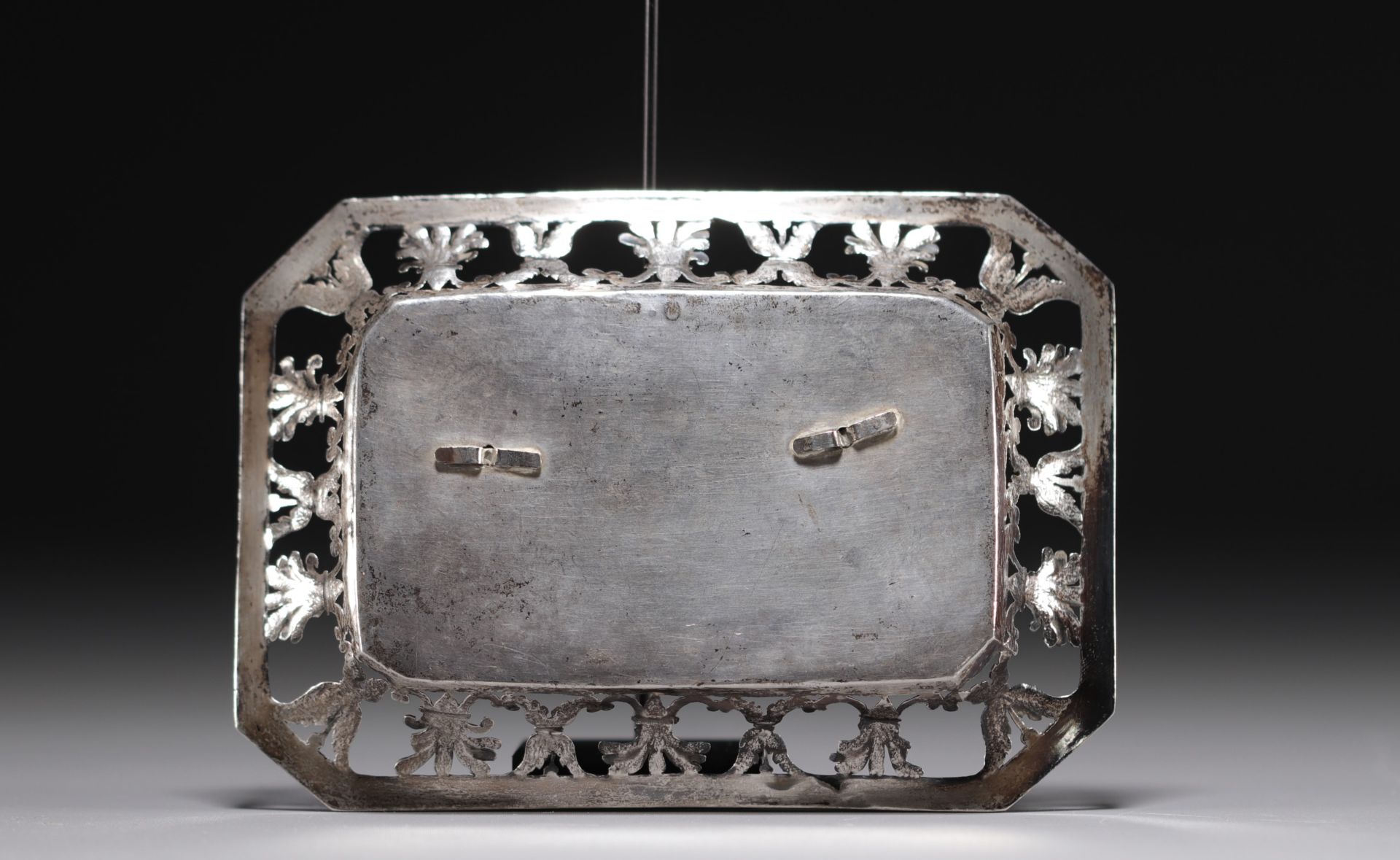 A silver openwork dish decorated with angels and vine branches. 19th century. - Image 2 of 2