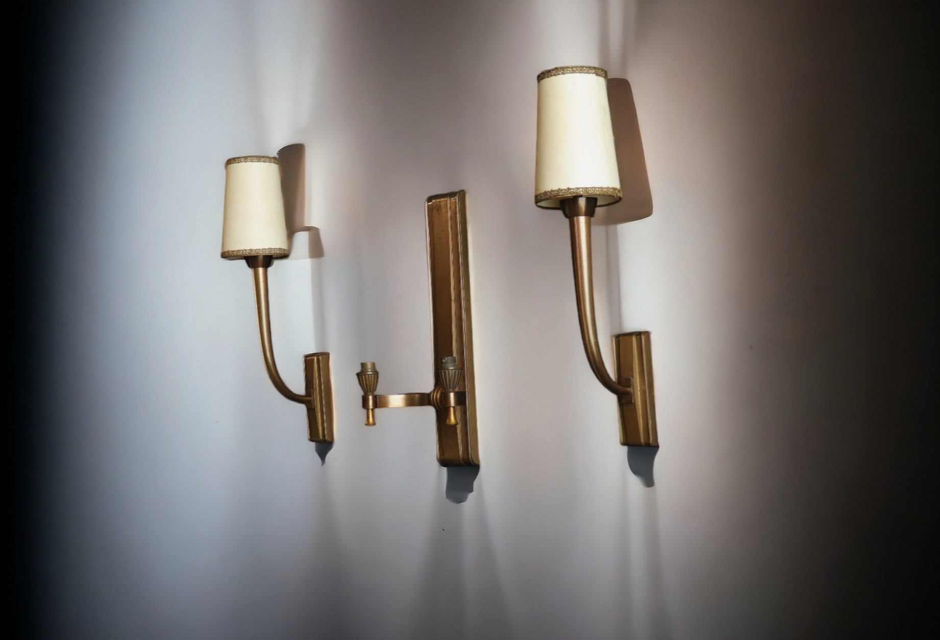 Jean PASCAUD (1903-1996) Set consisting of a double sconce and a pair of single sconces in patinated - Image 3 of 4