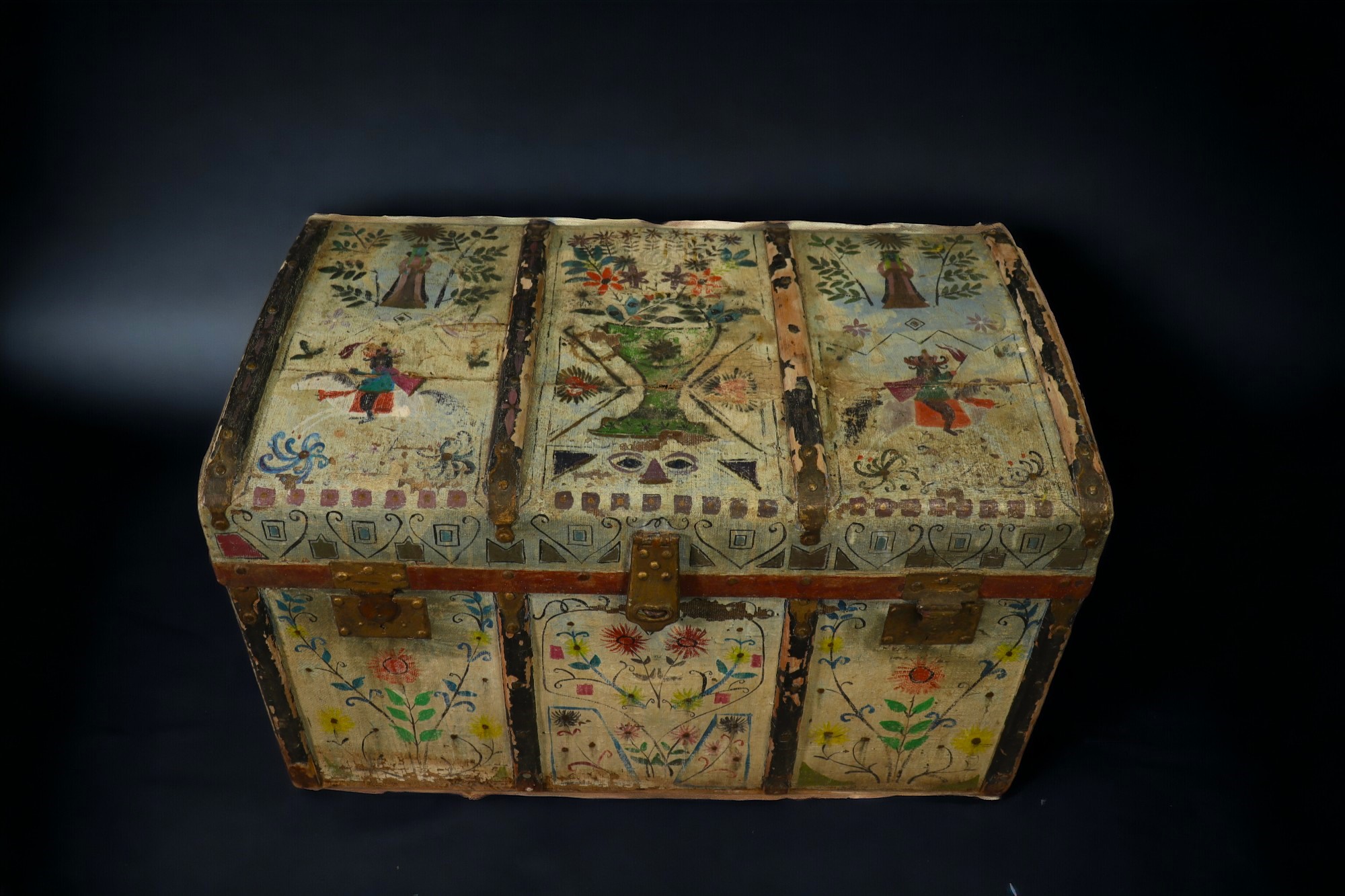 Marguerite BROUHON (1922-2004) Old painted trunk, oil on canvas, wood and metal. - Image 4 of 5