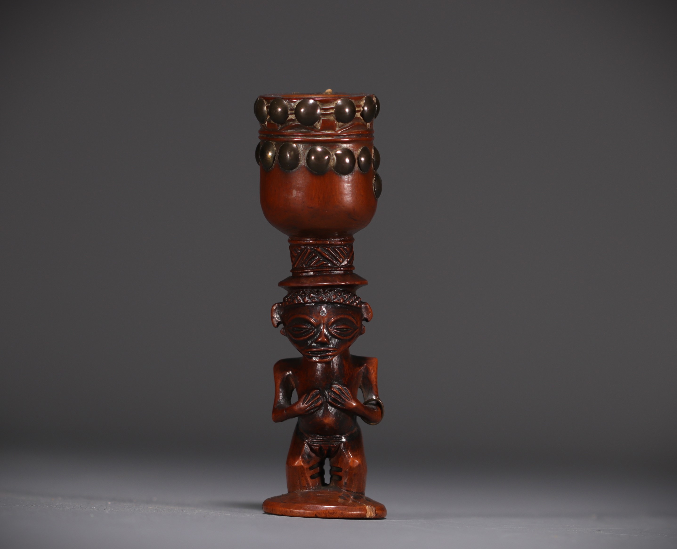 Chokwe tobacco mortar in carved wood with brass nails, early 20th century. - Image 4 of 5