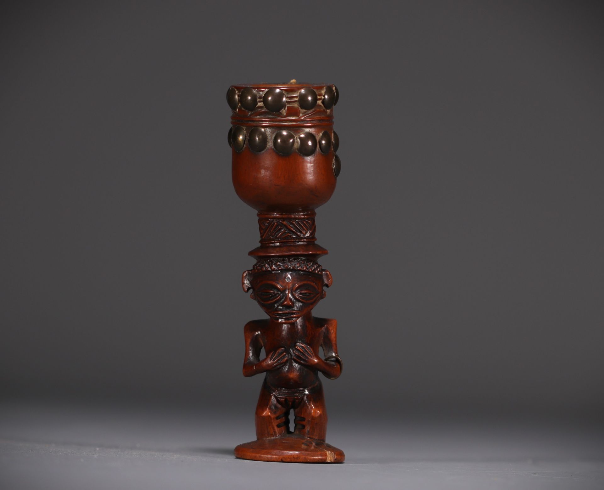 Chokwe tobacco mortar in carved wood with brass nails, early 20th century. - Bild 4 aus 5