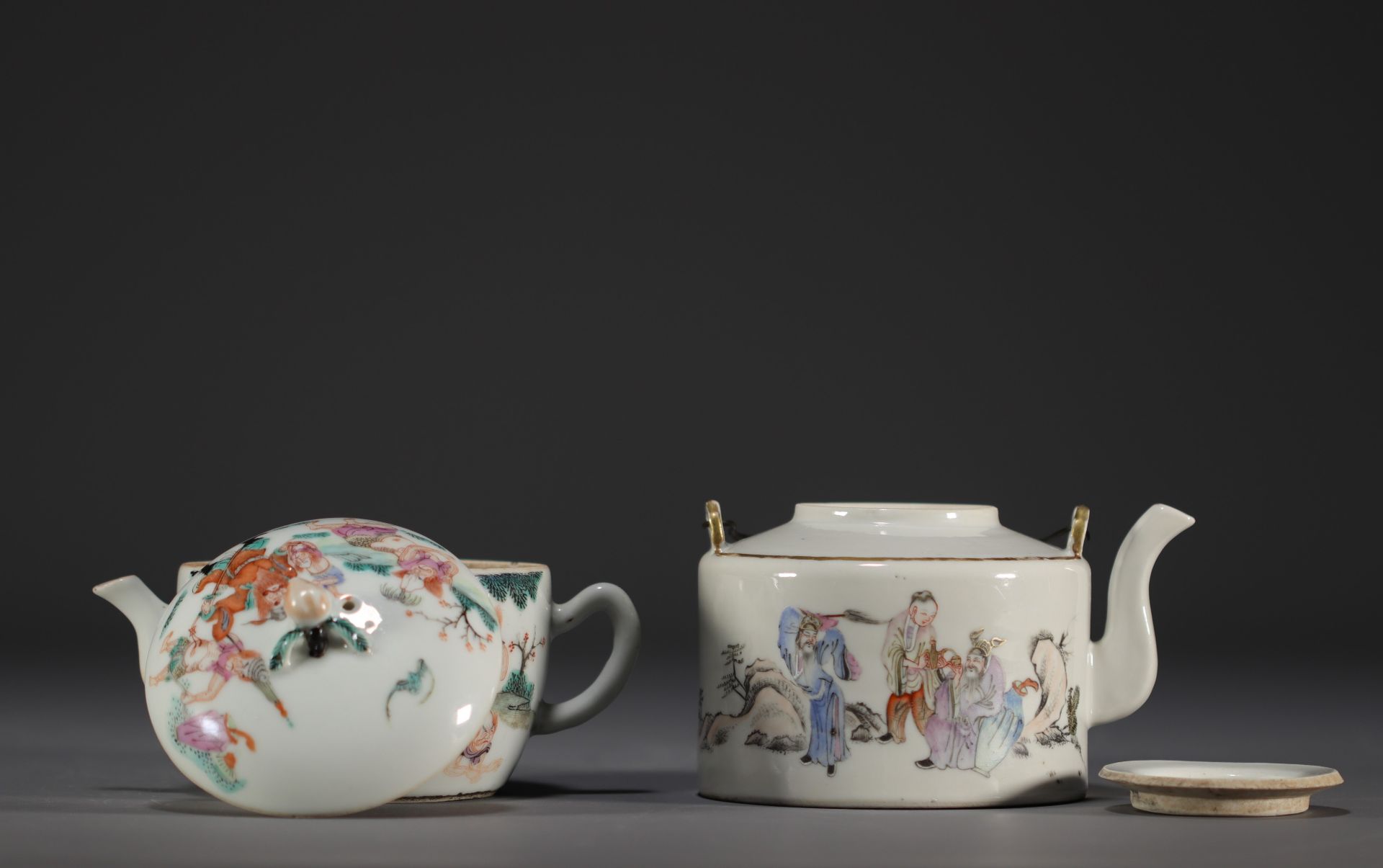 China - Set of two porcelain teapots decorated with warriors and dignitaries. - Image 2 of 4