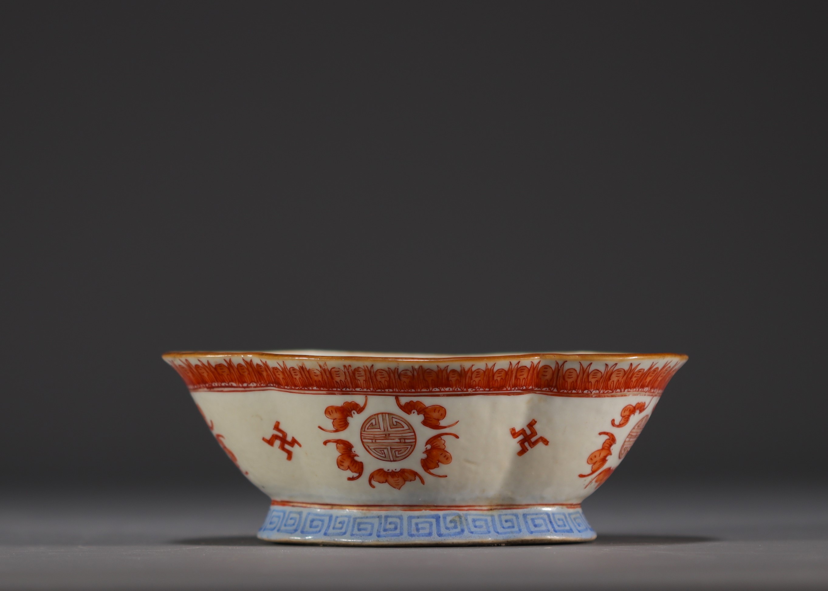 China - Polylobed porcelain bowl on a foot with bat decoration. - Image 3 of 4